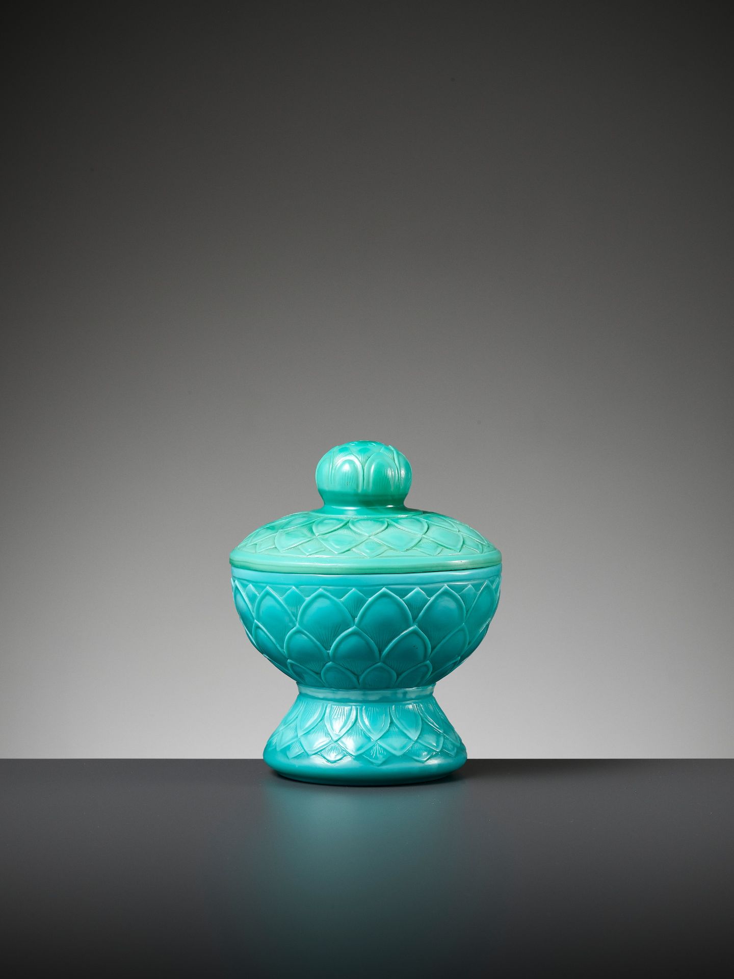 A RARE TURQUOISE PEKING GLASS STEM BOWL AND COVER, QIANLONG MARK AND PERIOD - Bild 8 aus 12