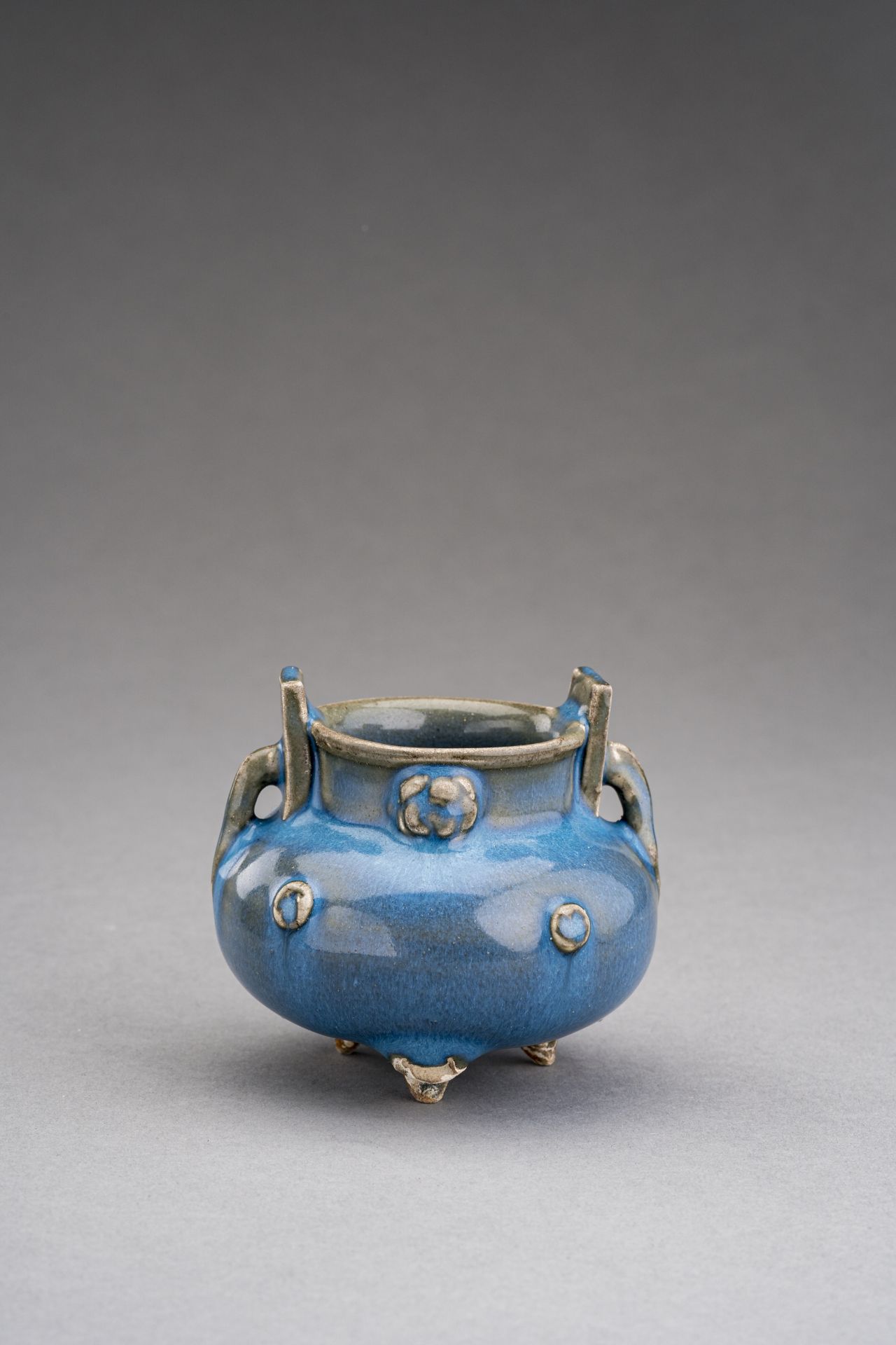 A SMALL JUN TRIPOD PORCELAIN CENSER, c. 1920s - Bild 4 aus 6