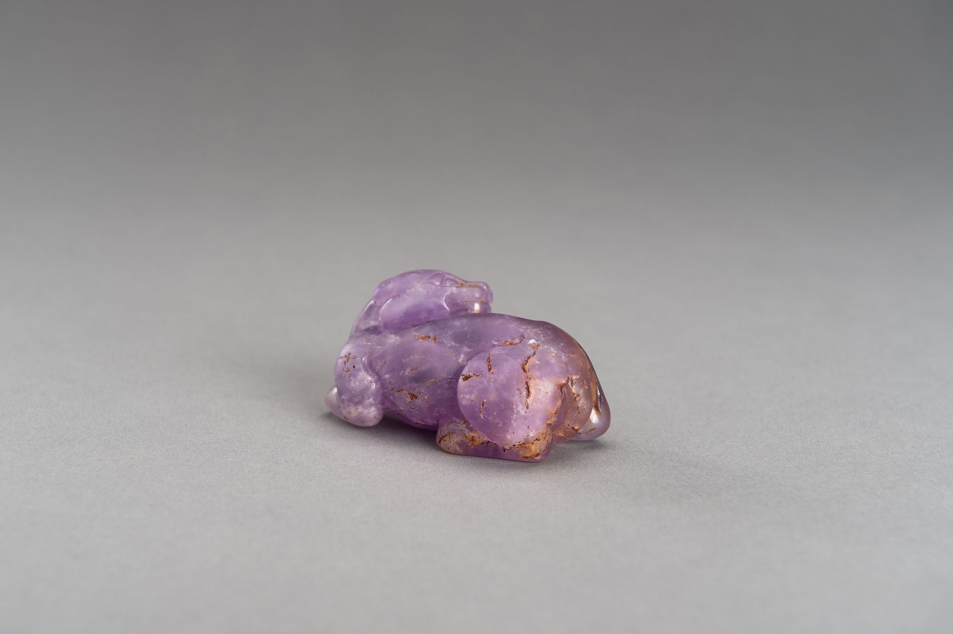 AN AMETHYST FIGURE OF A LION, QING DYNASTY - Bild 6 aus 11