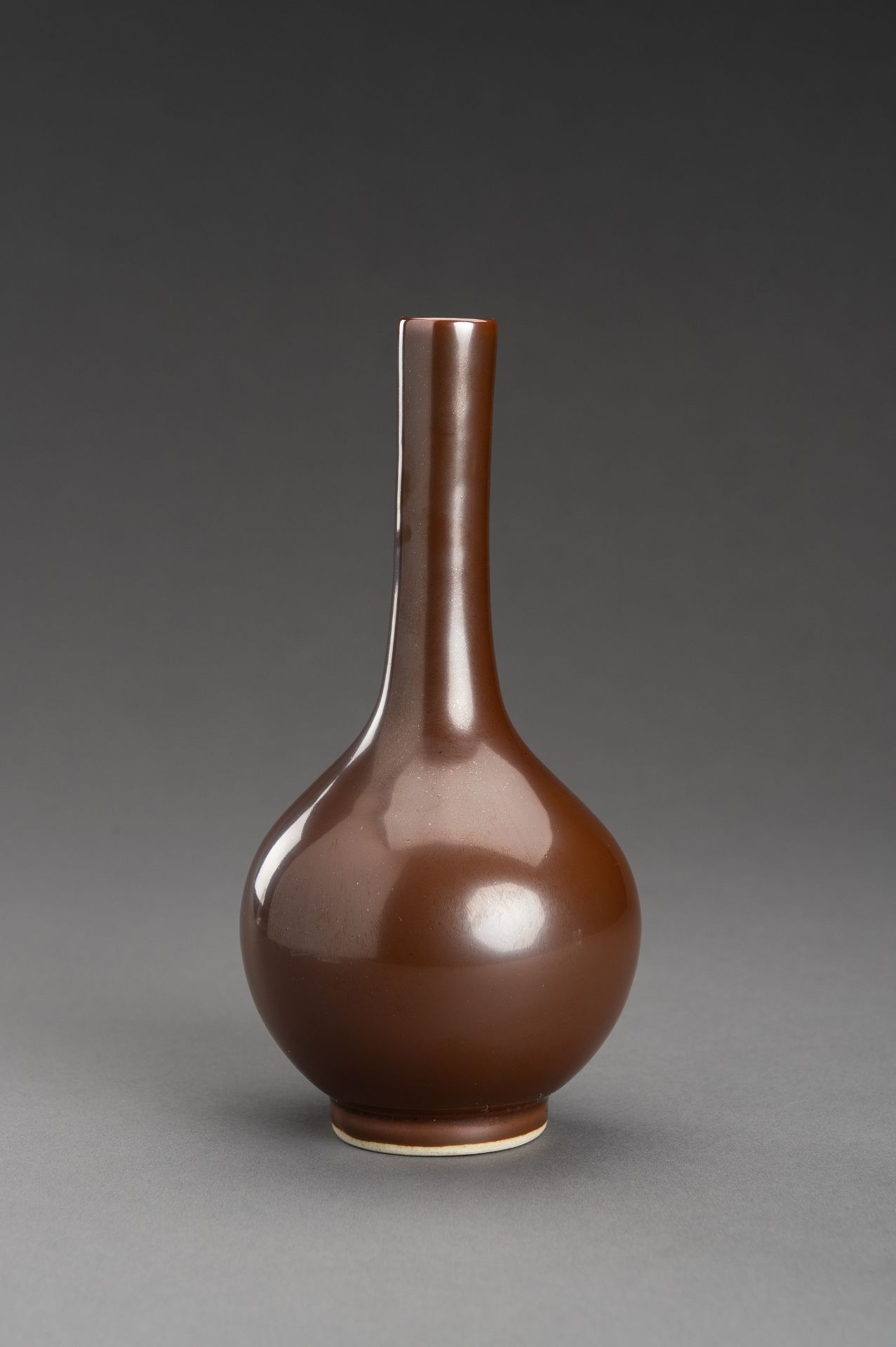 A PERSIMMON GLAZED PORCELAIN VASE, DAN PING - Bild 2 aus 11