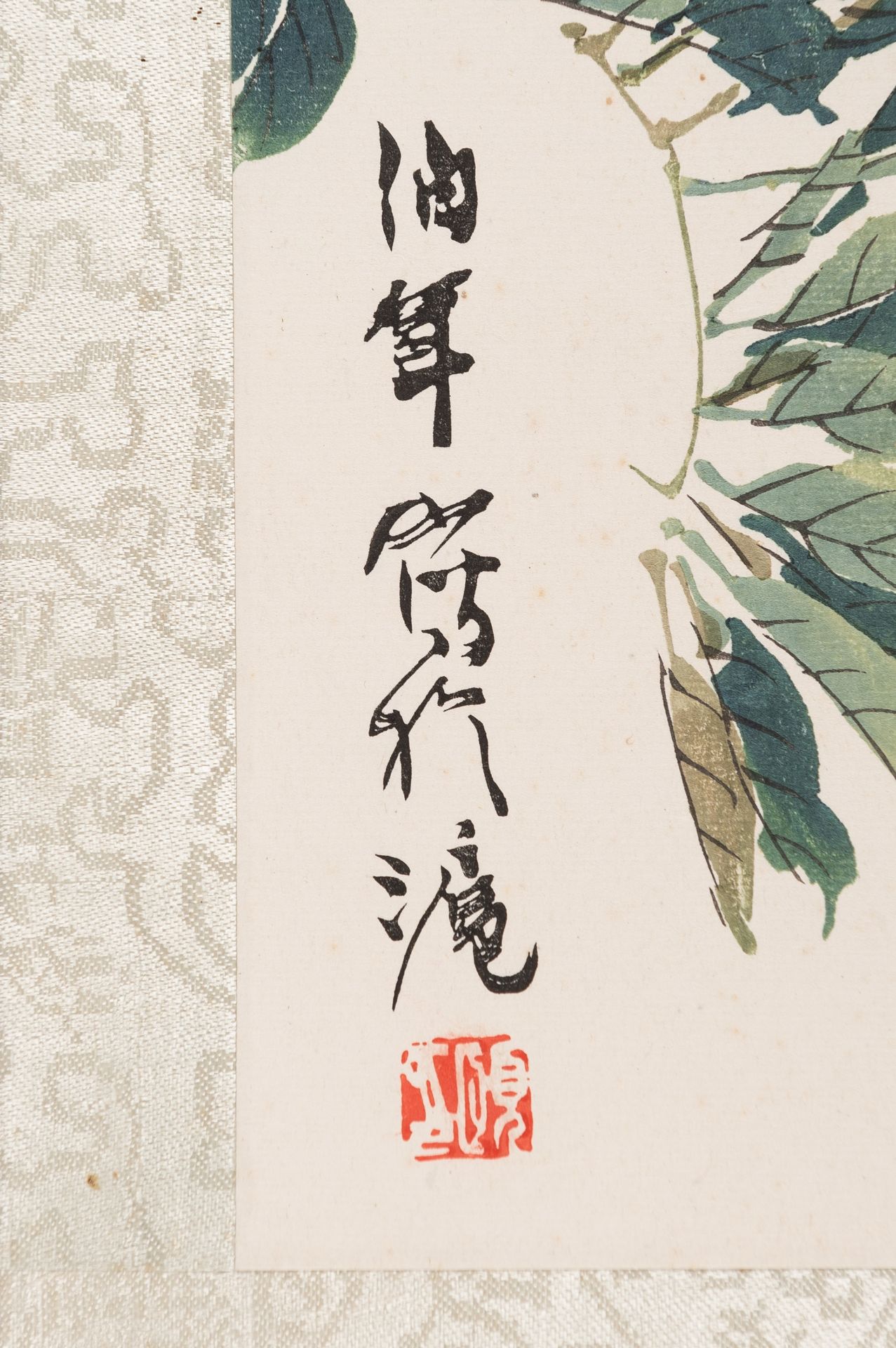 A SCROLL WITH PRINT AFTER REN YI 'BIRD WITH YOUNG' - Bild 5 aus 10