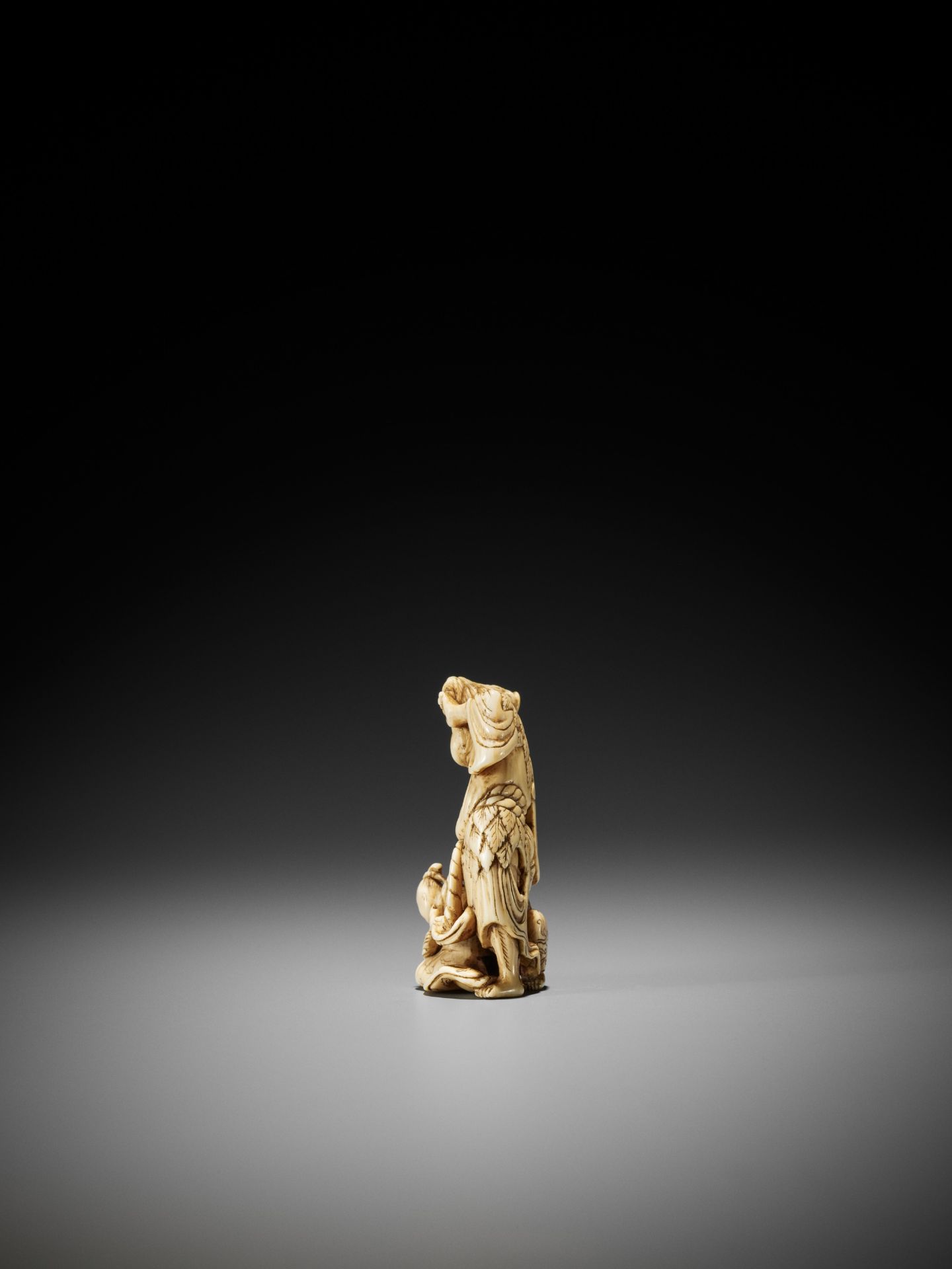 A RARE AND UNUSUAL IVORY NETSUKE OF A SENNIN AND TWO ATTENDANTS - Image 6 of 11