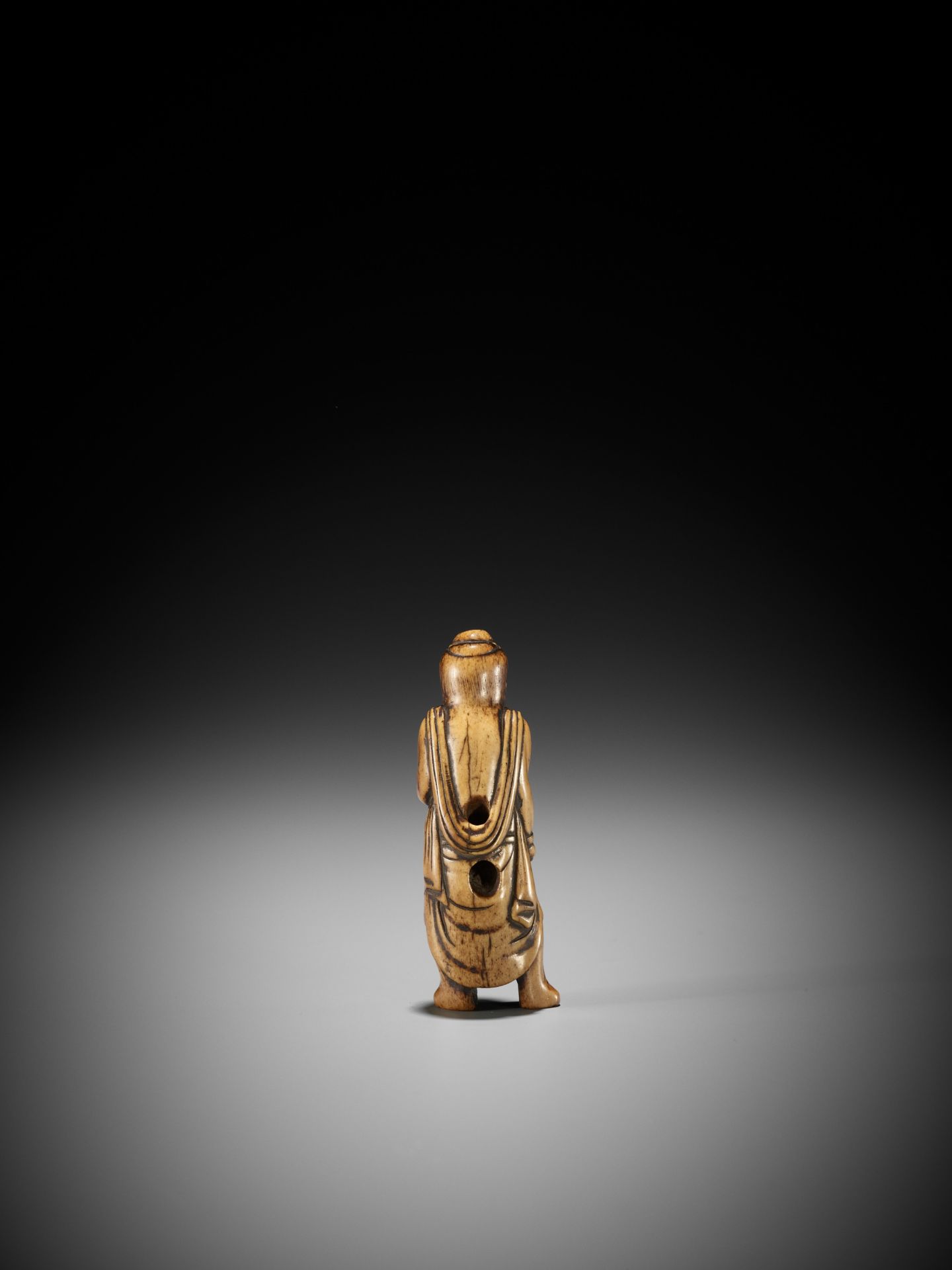 A RARE AND EARLY STAG ANTLER NETSUKE OF A NIO GUARDIAN - Image 4 of 10