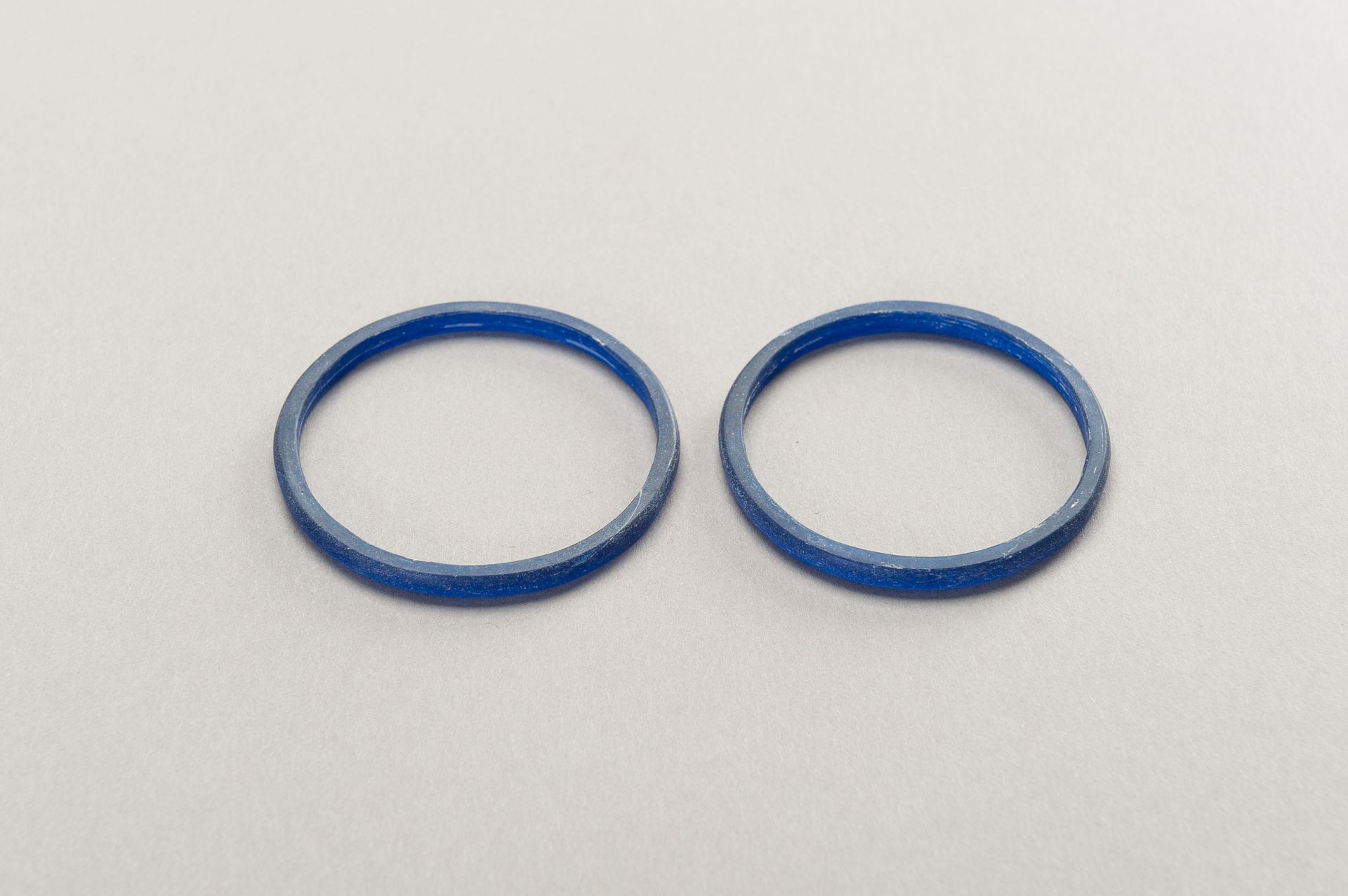 FOUR BLUE GLASS BANGLES - Bild 2 aus 12