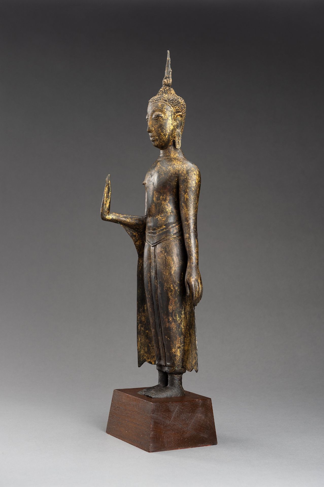 AN U-THONG STYLE LACQUER GILT BRONZE FIGURE OF BUDDHA SHAKYAMUNI - Image 3 of 10