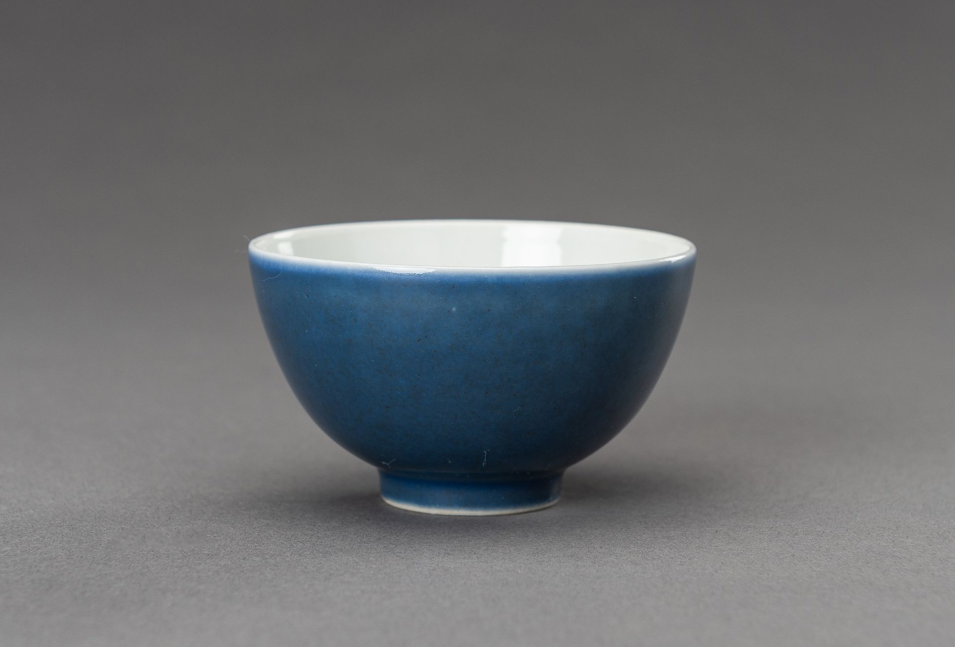 A POWDER BLUE PORCELAIN CUP, 1900s