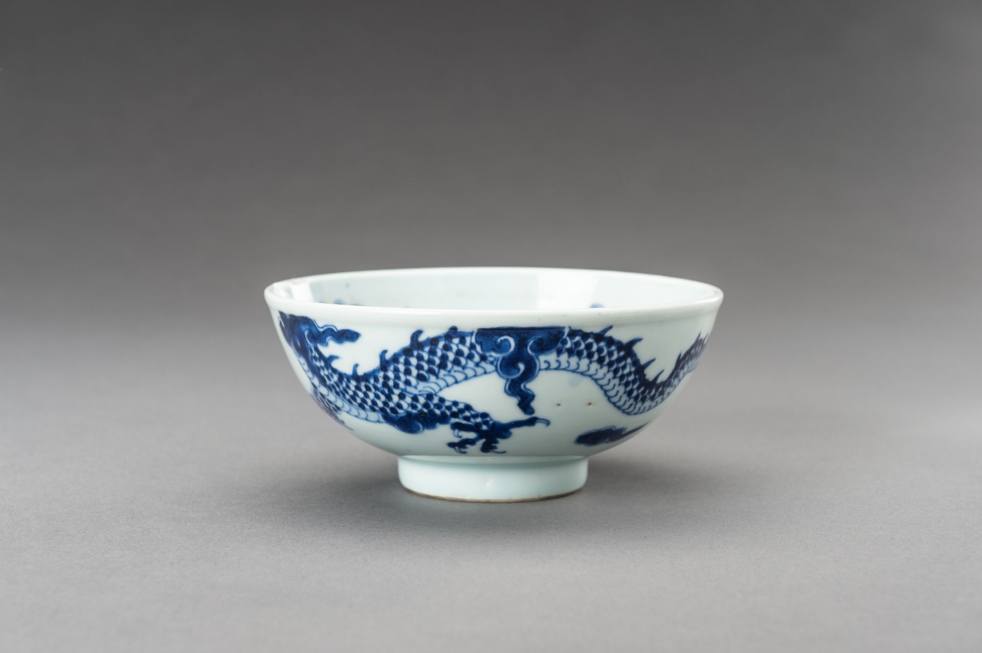 A BLUE AND WHITE 'DRAGON' PORCELAIN BOWL, 1920s - Image 6 of 14