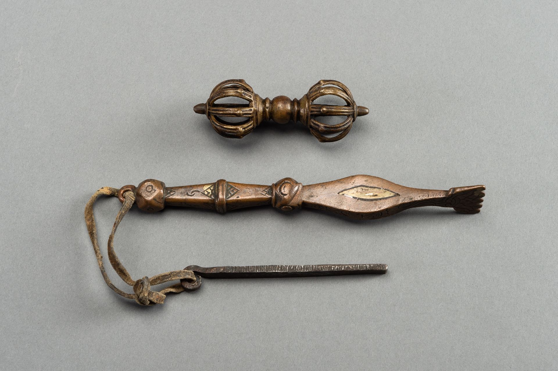 A BRONZE VAJRA AND TWO RITUAL INSTRUMENTS - Image 4 of 7