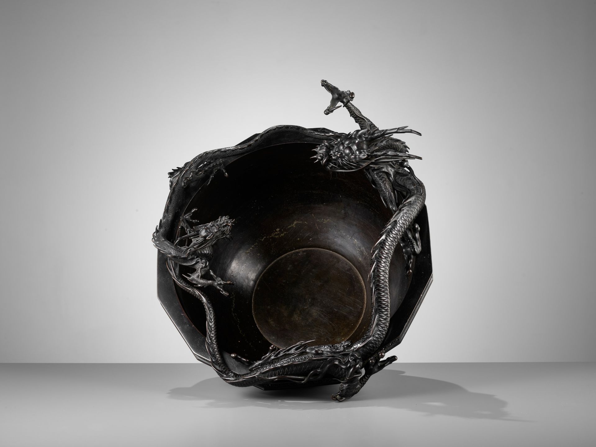 HIDEMITSU: A LARGE AND IMPRESSIVE BRONZE BOWL WITH TWO DRAGONS - Bild 15 aus 16
