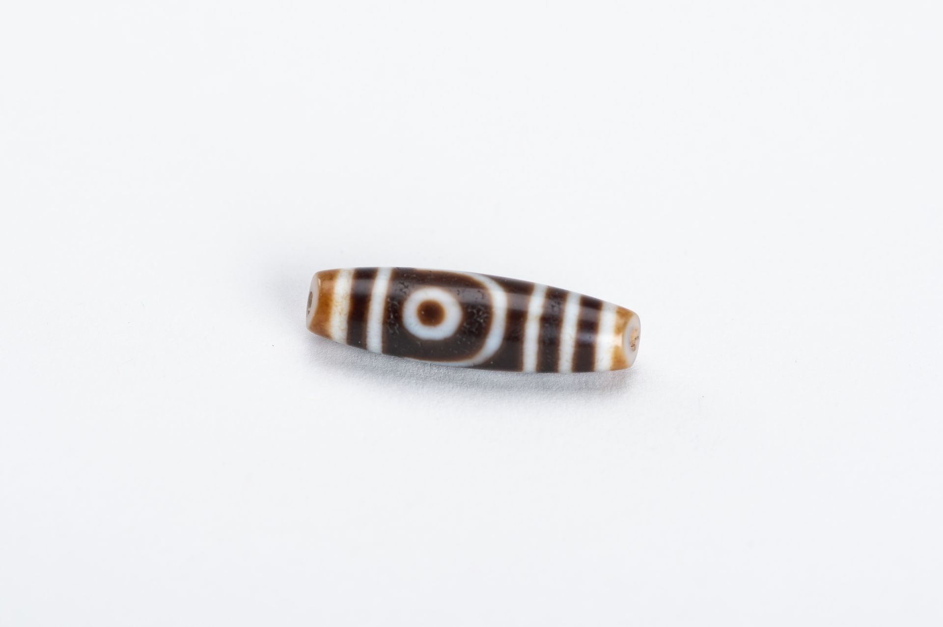 A TIBETAN AGATE 'DZI' BEAD - Image 4 of 7