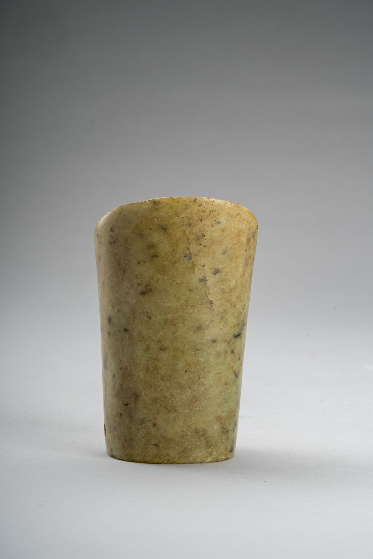 A PALE CELADON JADE HOOF-SHAPED ORNAMENT, HONGSHAN - Image 4 of 6