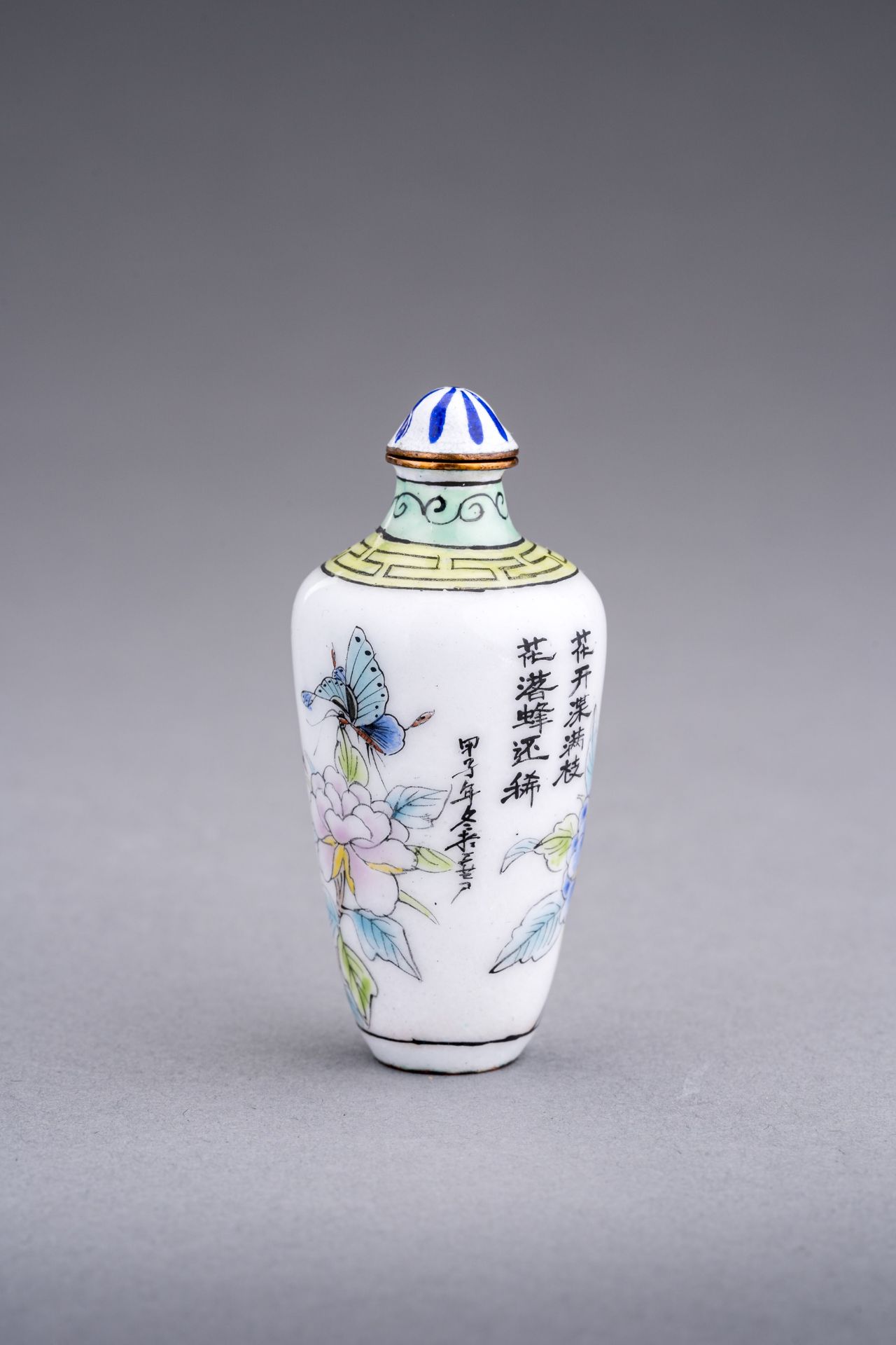 AN ENAMELED 'FLOWERS AND BUTTERFLIES' SNUFF BOTTLE, c. 1920s - Image 4 of 8