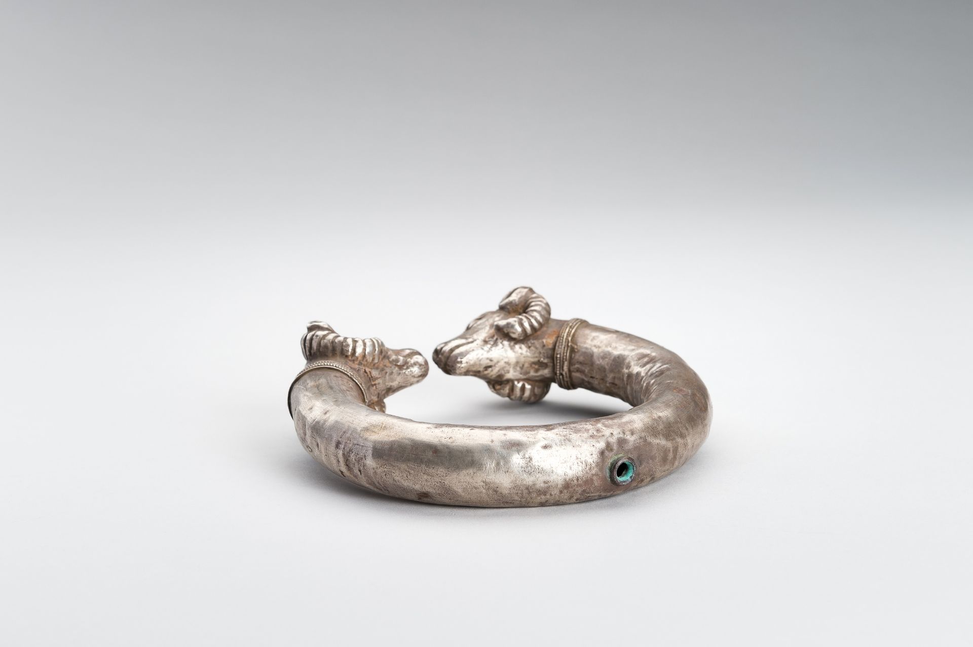 AN ACHAEMENID SILVER RAM-HEADED BRACELET - Bild 12 aus 12