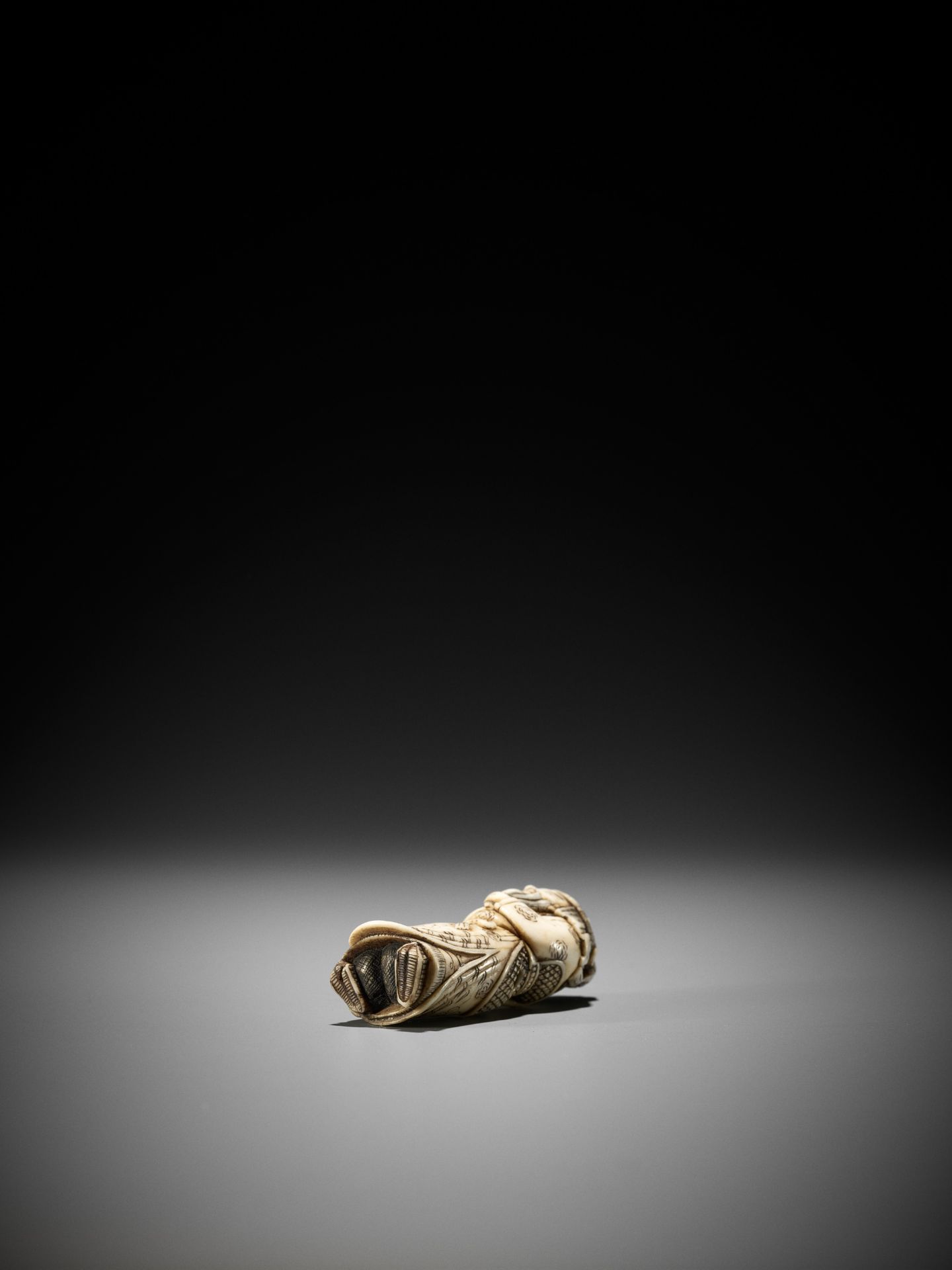 A FINE STAG ANTLER NETSUKE OF KAN'U - Image 10 of 10