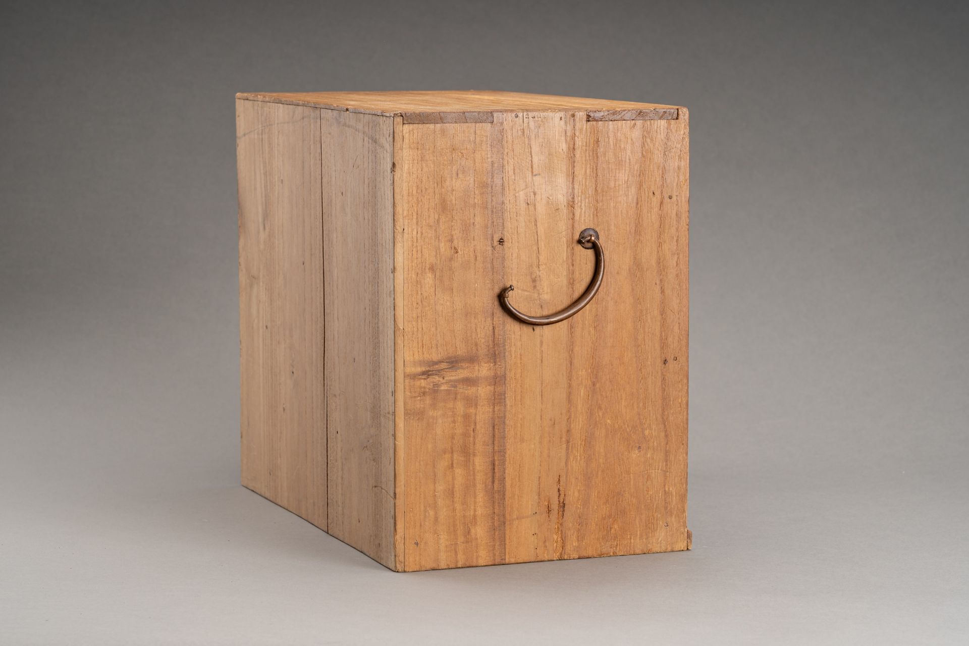 A WOODEN JAPANESE STORAGE BOX WITH 5 DRAWERS - Image 7 of 8