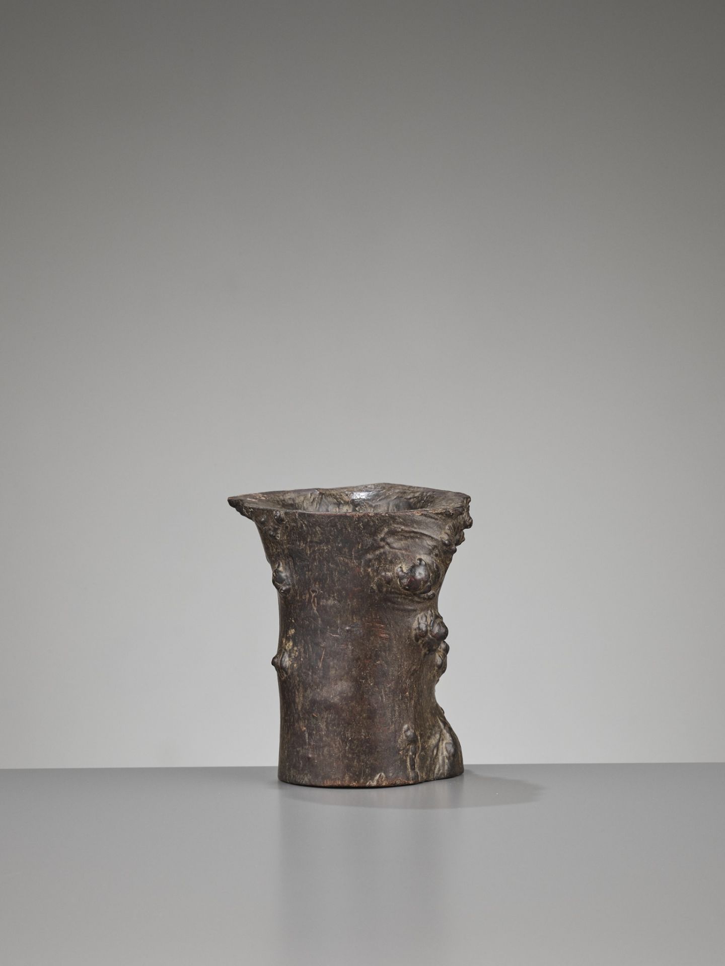 A BURLWOOD 'TREE TRUNK' BRUSH POT, BITONG, QING - Image 3 of 7