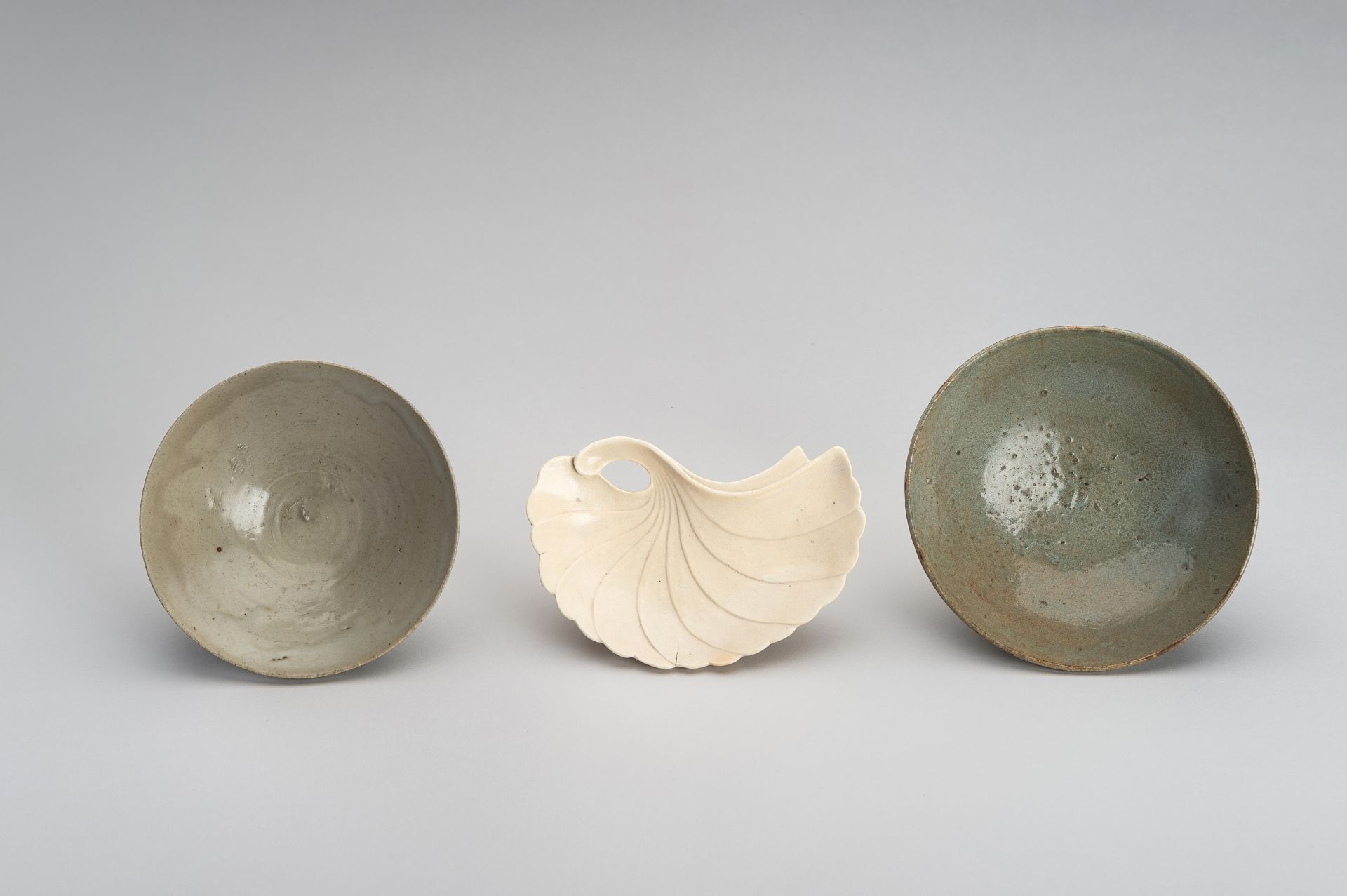 A GROUP OF THREE GLAZED CERAMIC ITEMS - Image 11 of 16