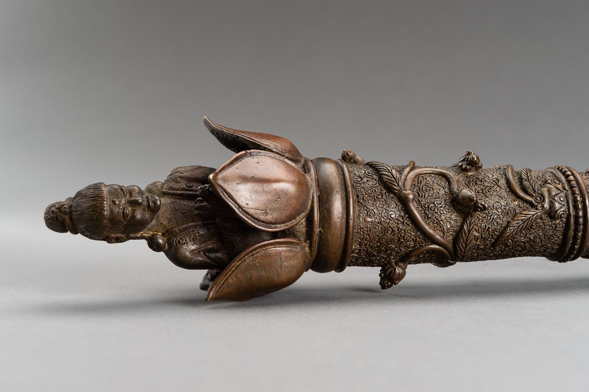 A LARGE AND UNUSUAL BRONZE CEREMONIAL SCEPTER - Image 7 of 11