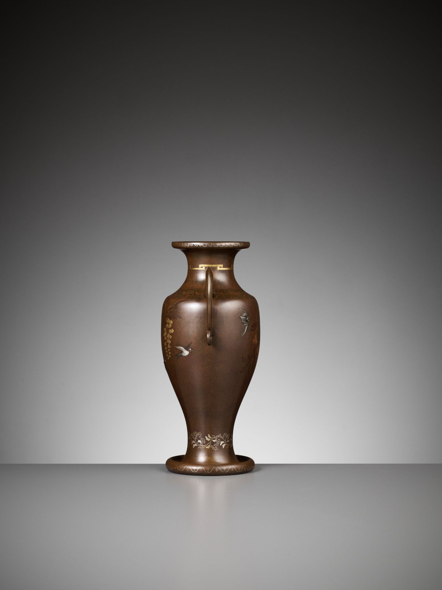 AN BRONZE AND PARCEL-GILT AMPHORA VASE - Image 7 of 10