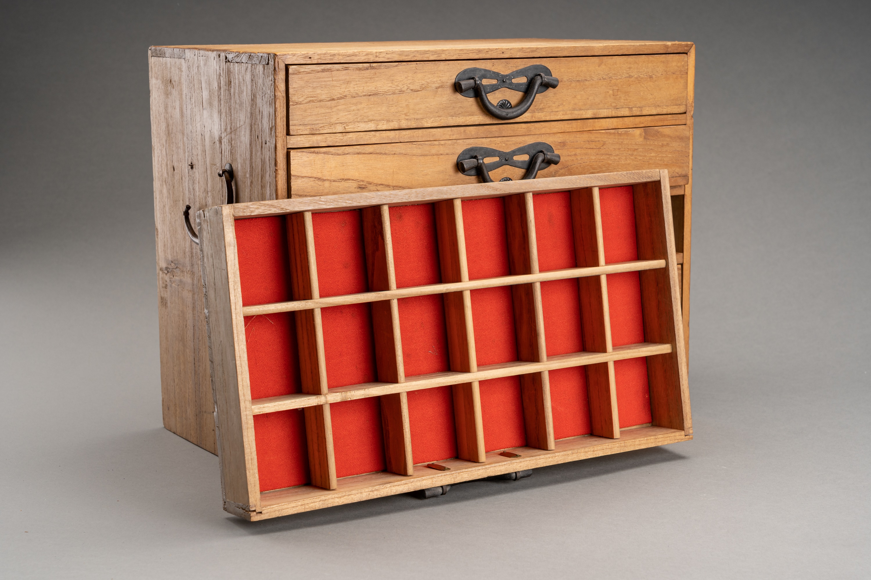 A WOODEN JAPANESE STORAGE BOX WITH 5 DRAWERS - Image 2 of 8