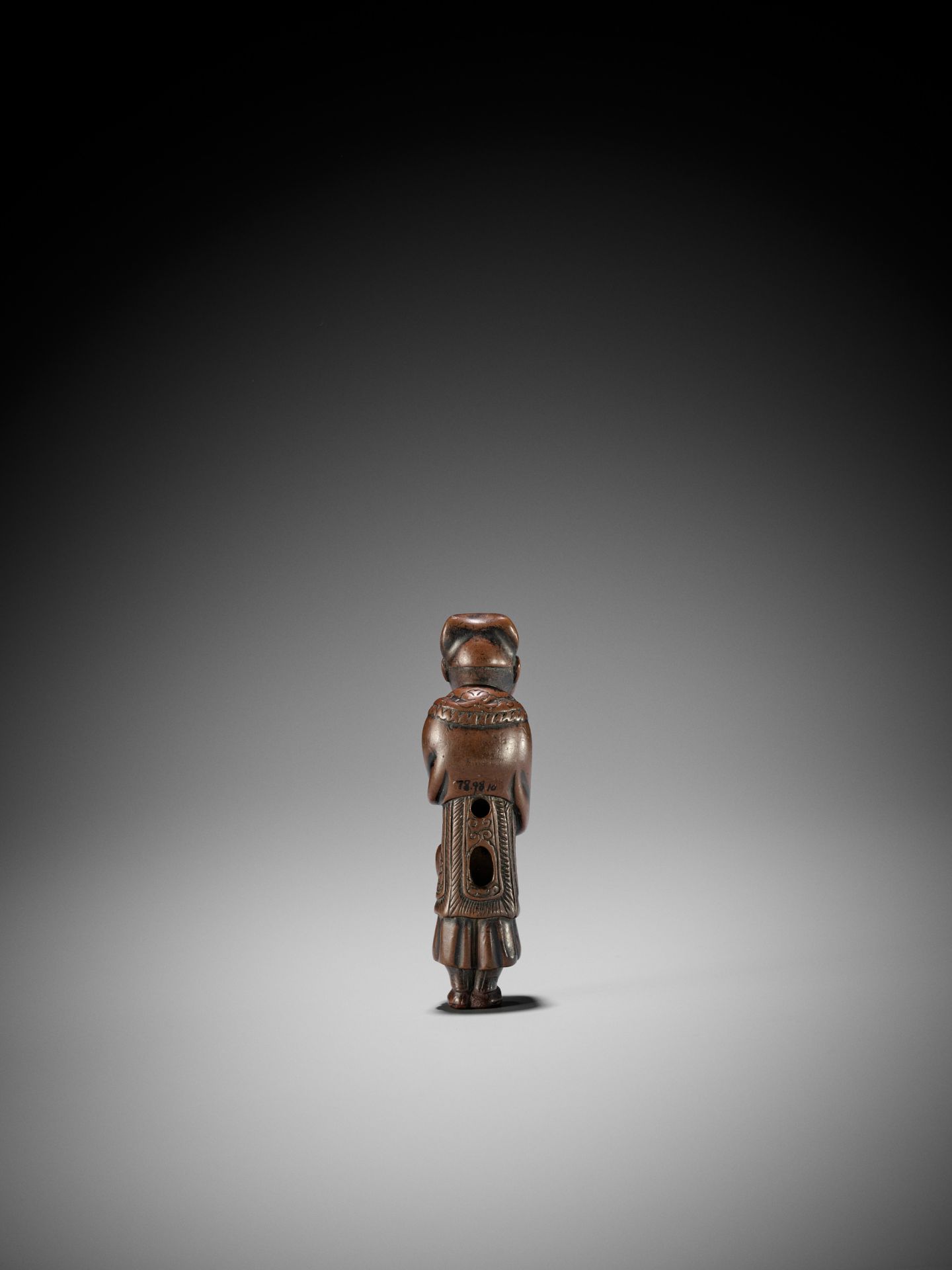 AN UNUSUAL WOOD NETSUKE OF A CHINESE SARUMAWASHI (MONKEY TRAINER) - Image 4 of 8