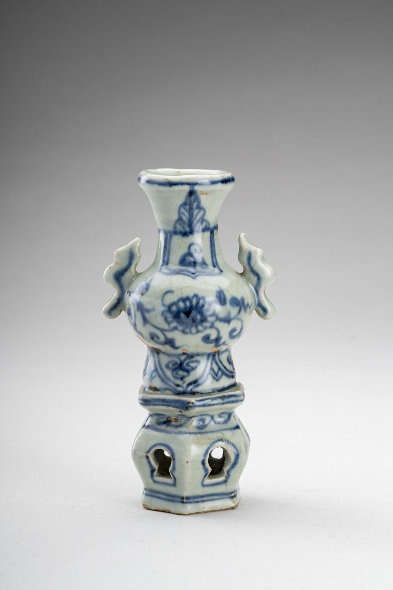 A SMALL BLUE AND WHITE PORCELAIN VASE - Image 2 of 7
