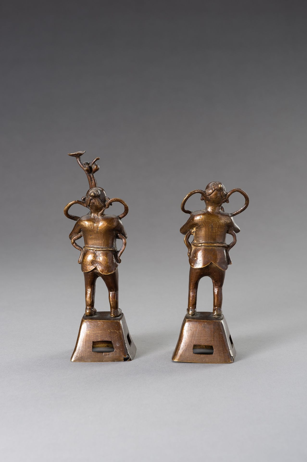 TWO BRONZE FIGURES OF BOYS HOLDING VASES - Bild 8 aus 9