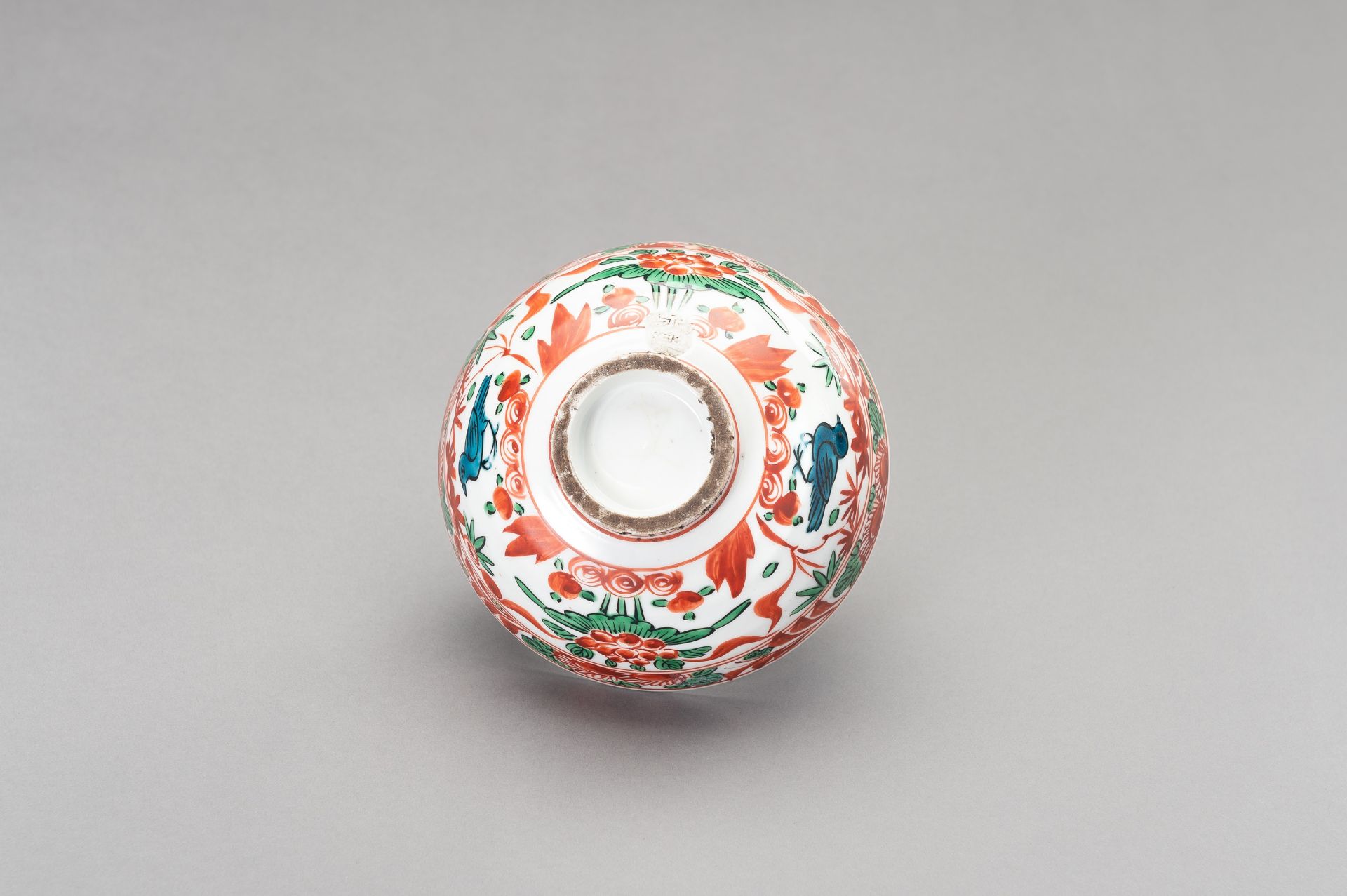 A MING-STYLE SWATOW BOWL, QING DYNASTY - Image 7 of 11