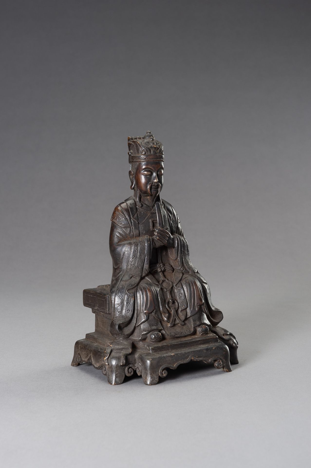 A MING-STYLE BRONZE FIGURE OF A DIGNITARY - Image 4 of 9