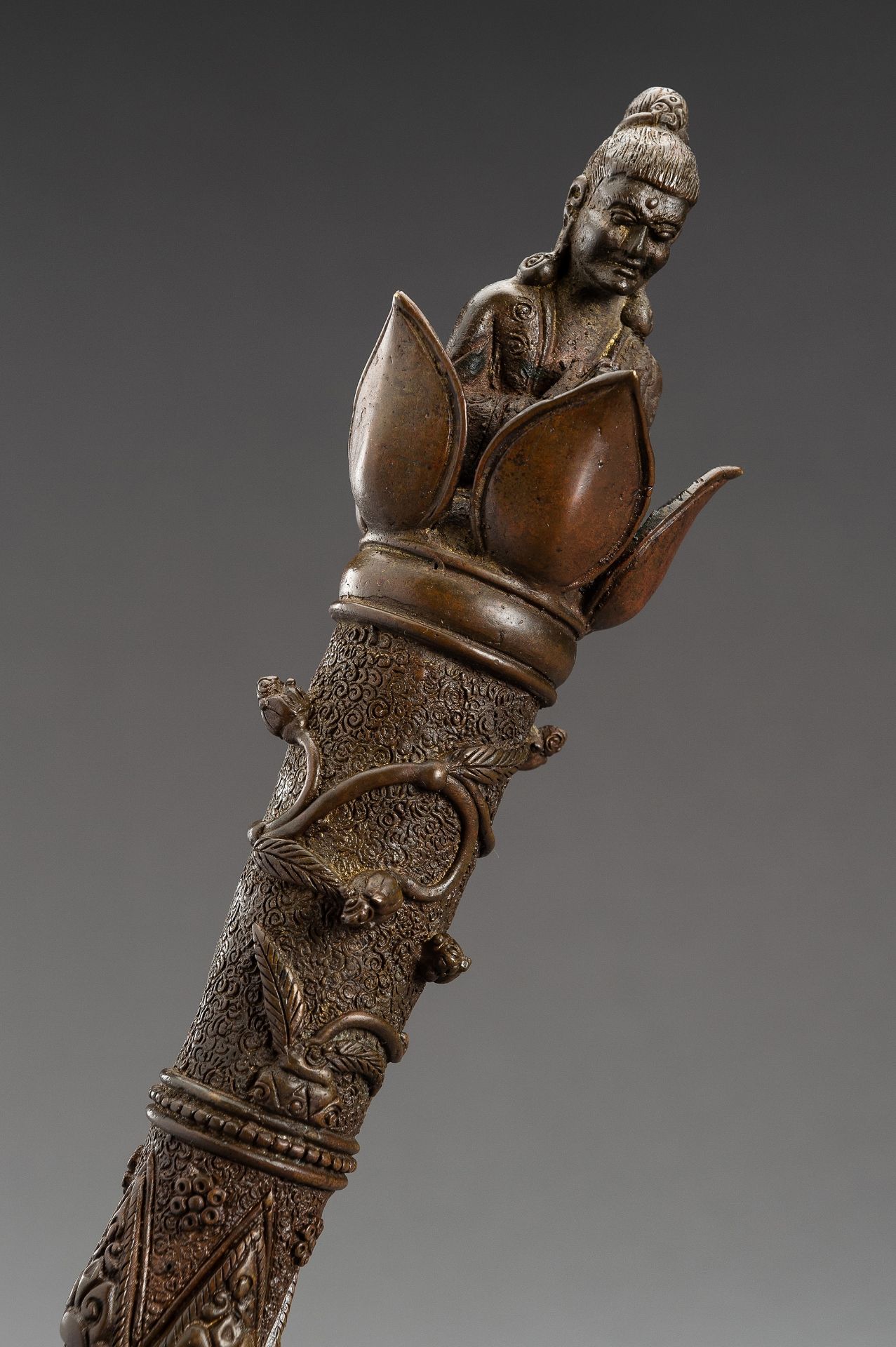 A LARGE AND UNUSUAL BRONZE CEREMONIAL SCEPTER - Image 10 of 11