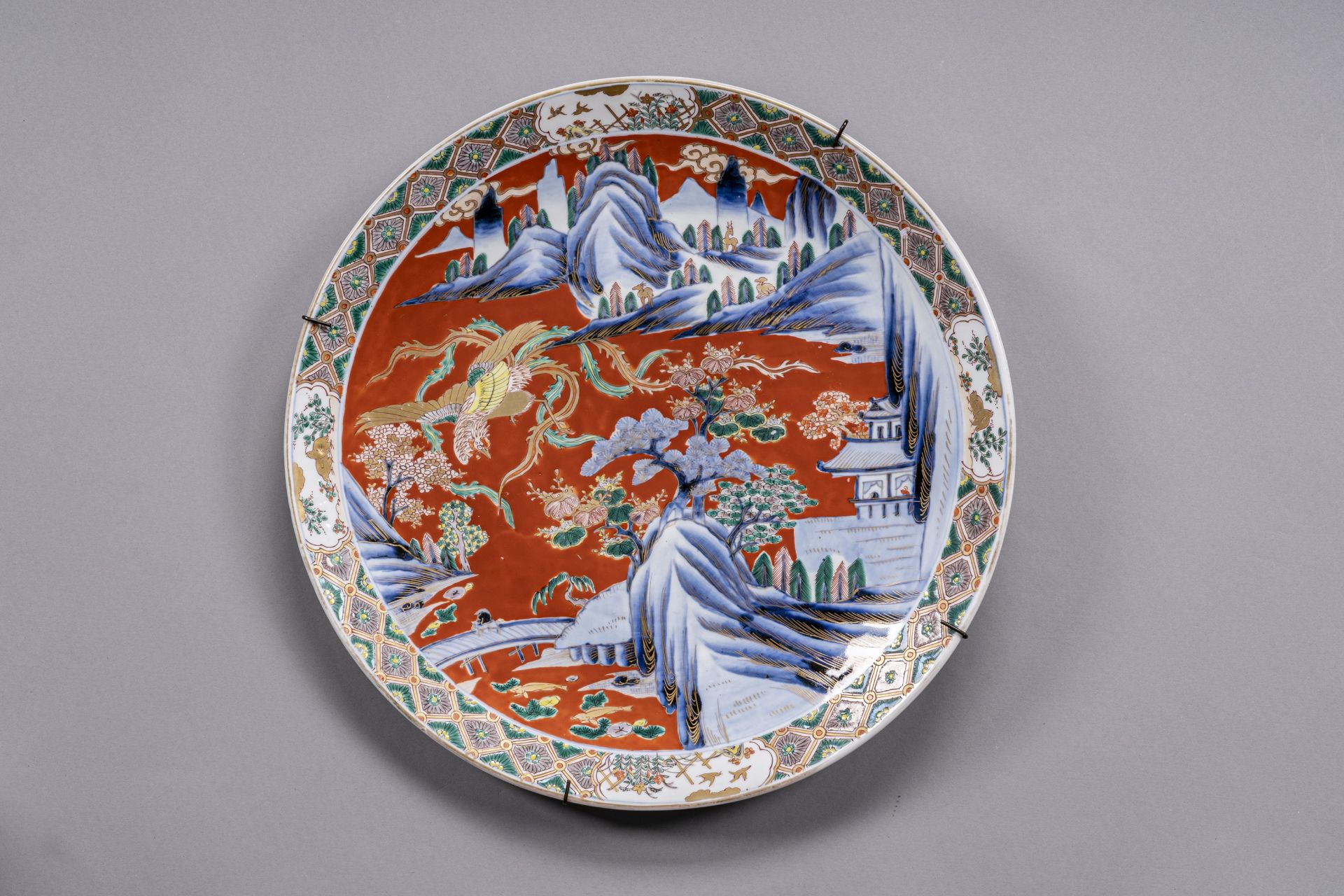 A LOT WITH TWO LARGE IMARI PORCELAIN DISHES, MEIJI - Image 2 of 7