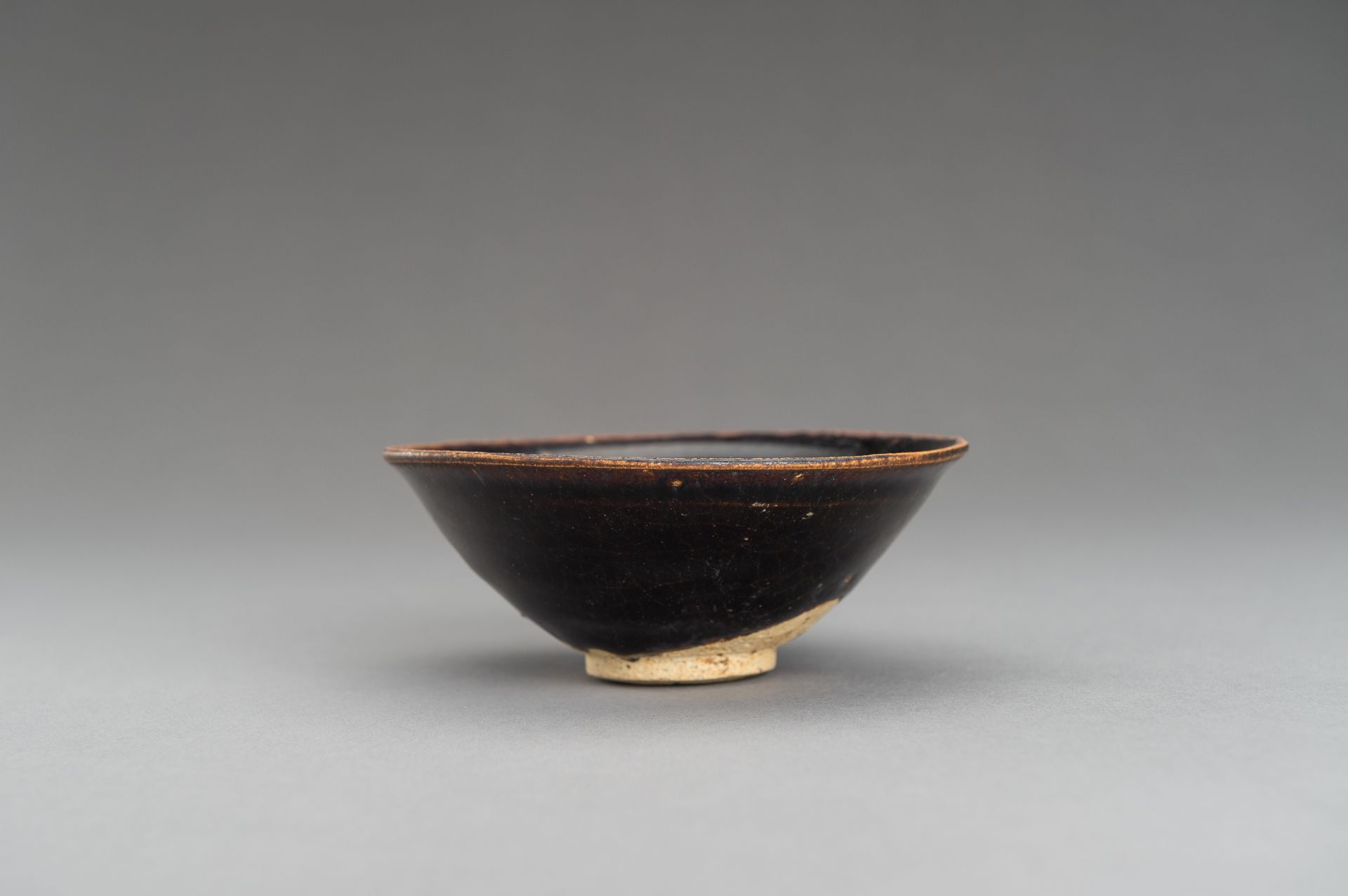 A SMALL JIN-STYLE CIZHOU-TYPE CERAMIC BOWL - Image 6 of 10