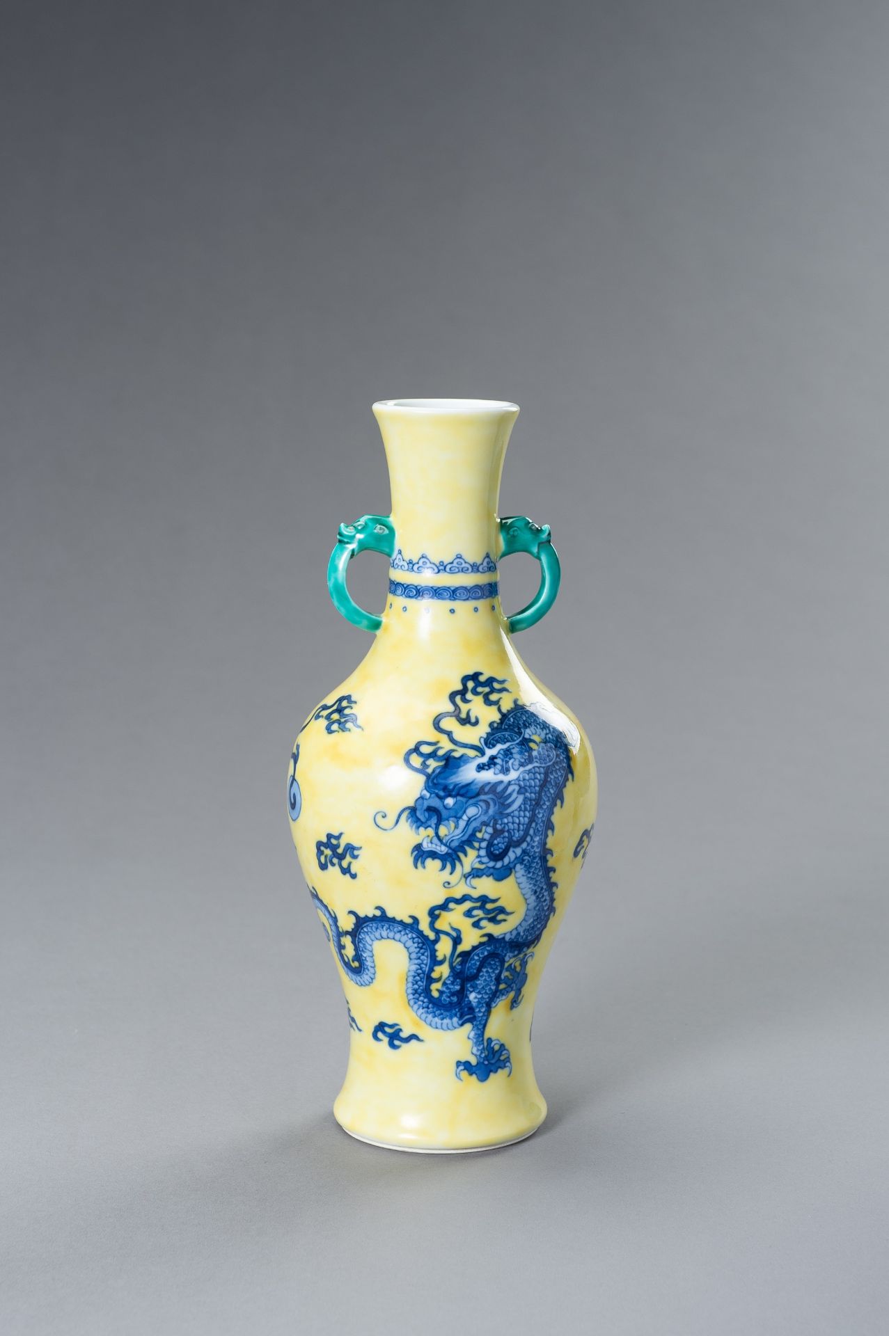 A BLUE AND YELLOW PORCELAIN 'DRAGON' VASE - Bild 3 aus 13