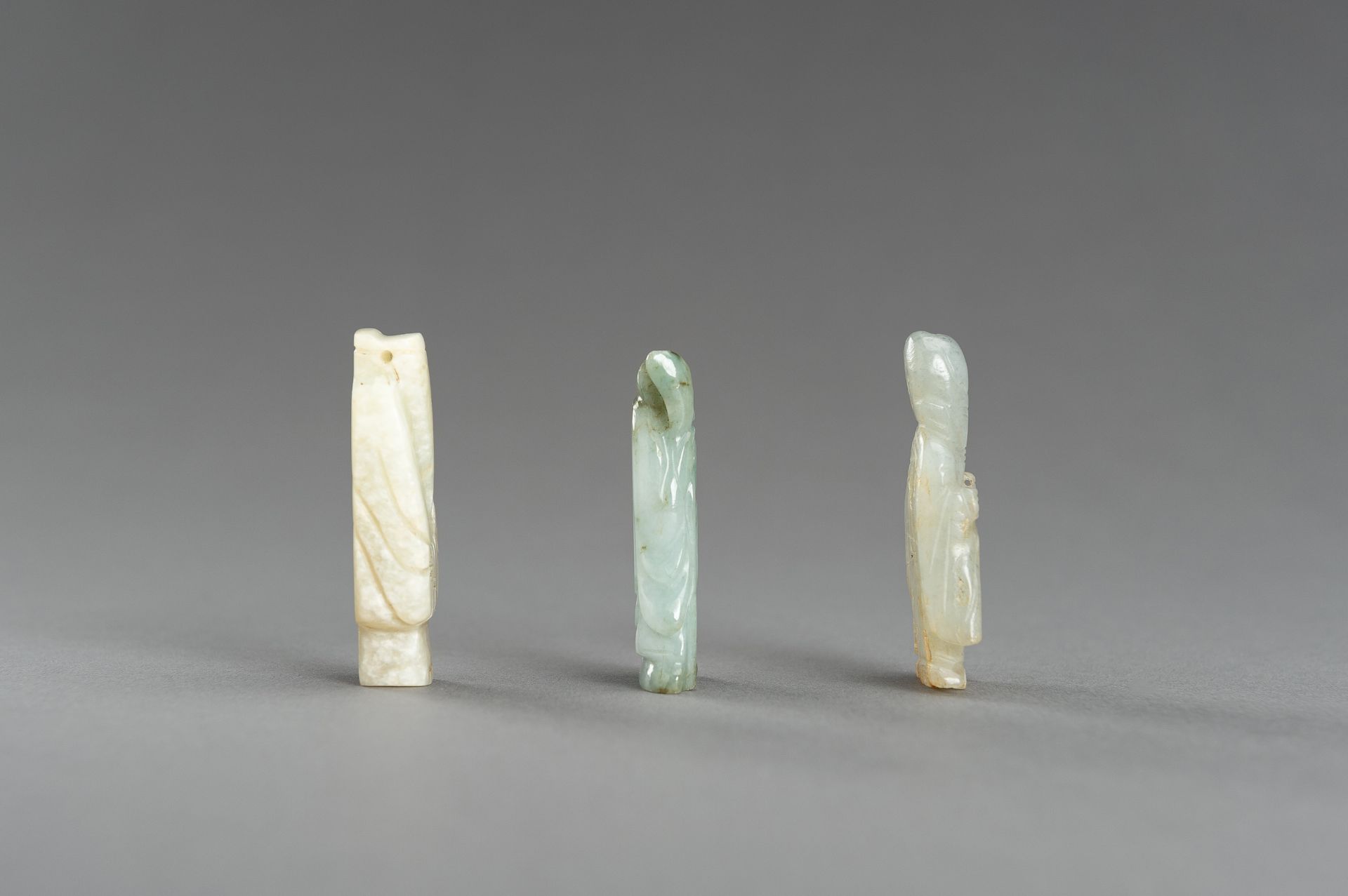 A LOT WITH THREE JADE & HARDSTONE FIGURAL PENDANTS - Image 6 of 9