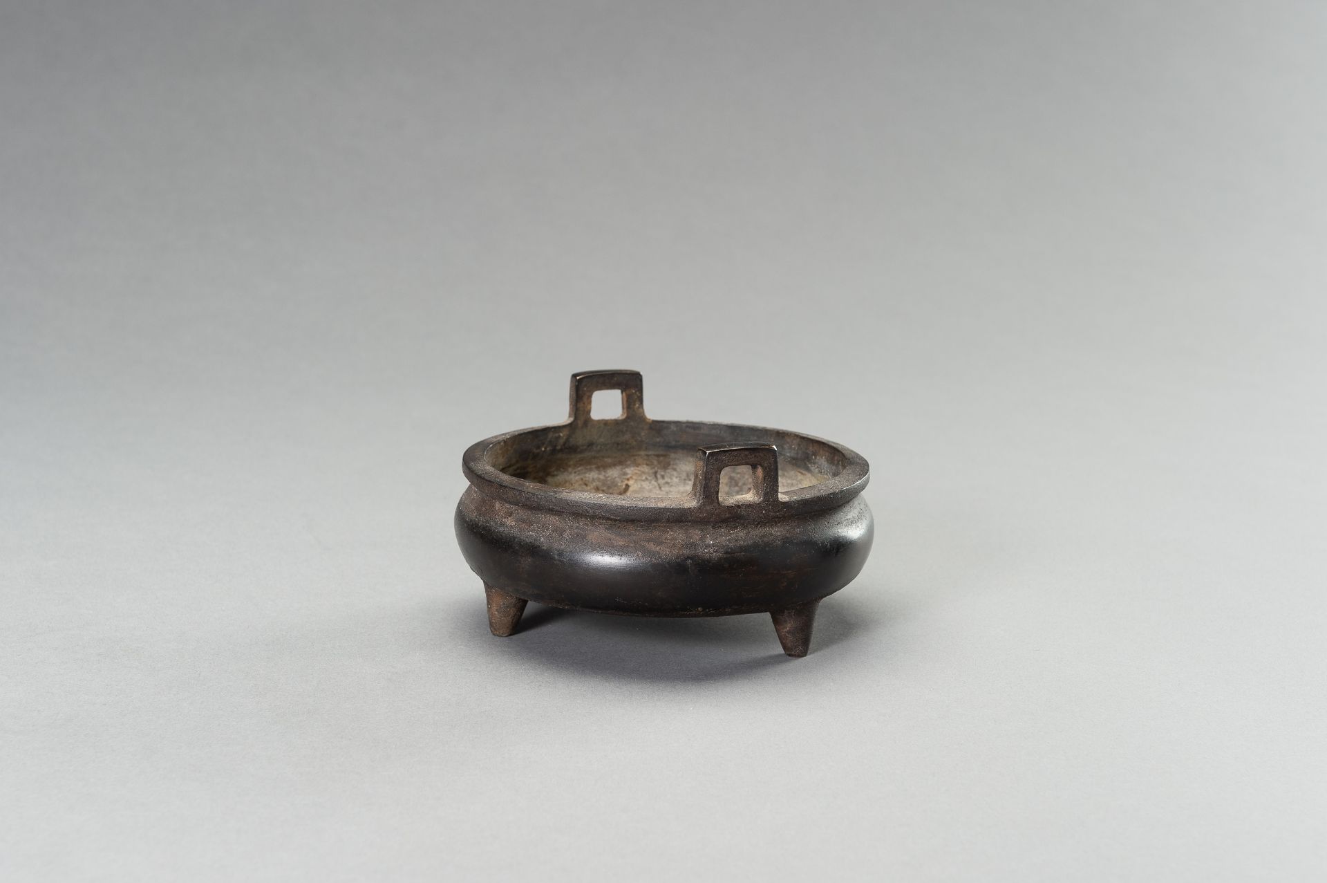 A BRONZE TRIPOD CENSER - Image 3 of 12