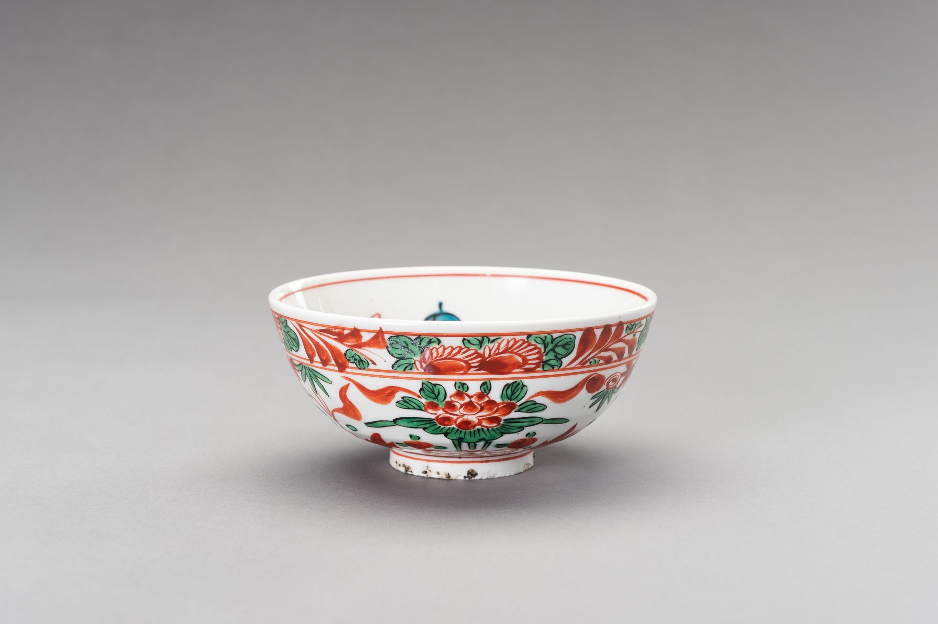 A MING-STYLE SWATOW BOWL, QING DYNASTY - Image 4 of 11