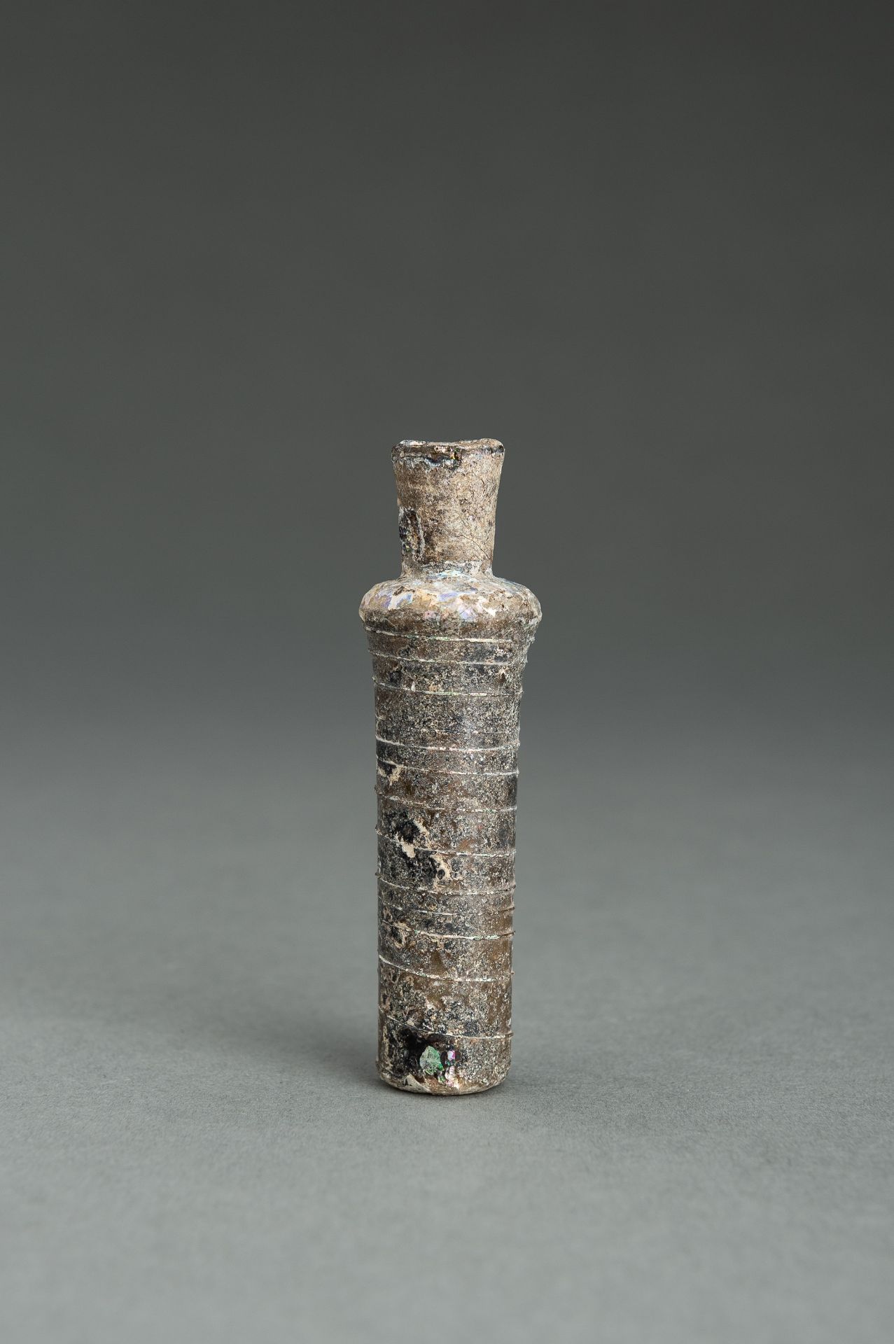 A GROUP OF FOUR FINE ROMAN MINIATURE GLASS BOTTLES - Image 6 of 13