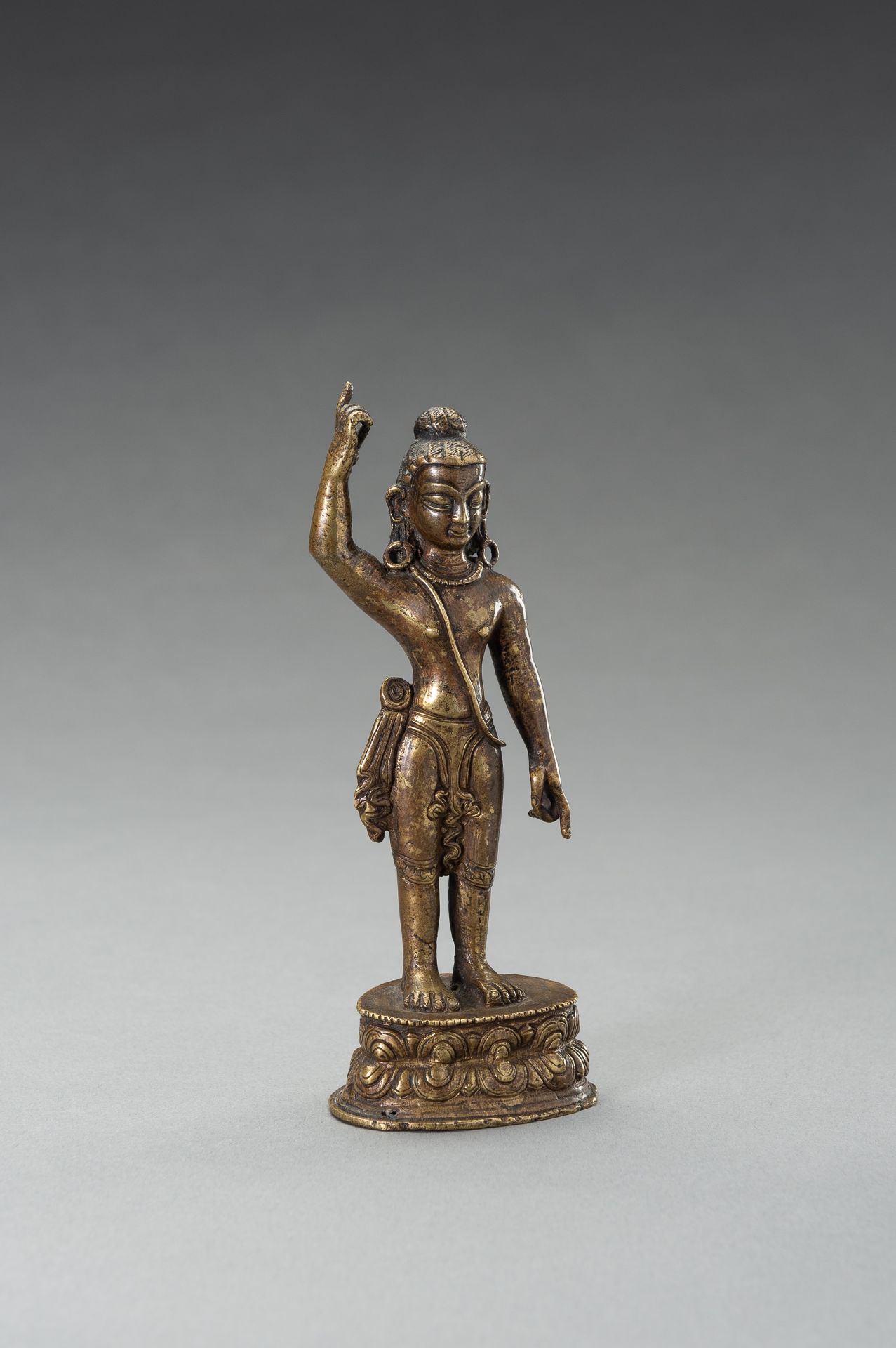 A BRONZE FIGURE OF THE INFANT BUDDHA SHAKYAMUNI, 19TH CENTURY - Bild 5 aus 8