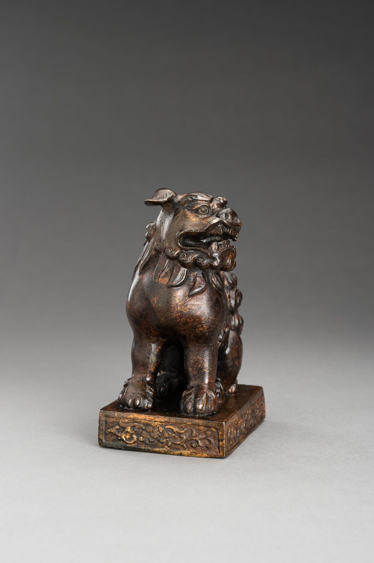 A LACQUER GILT BRONZE FIGURE OF A BUDDHIST LION, QING - Bild 5 aus 13