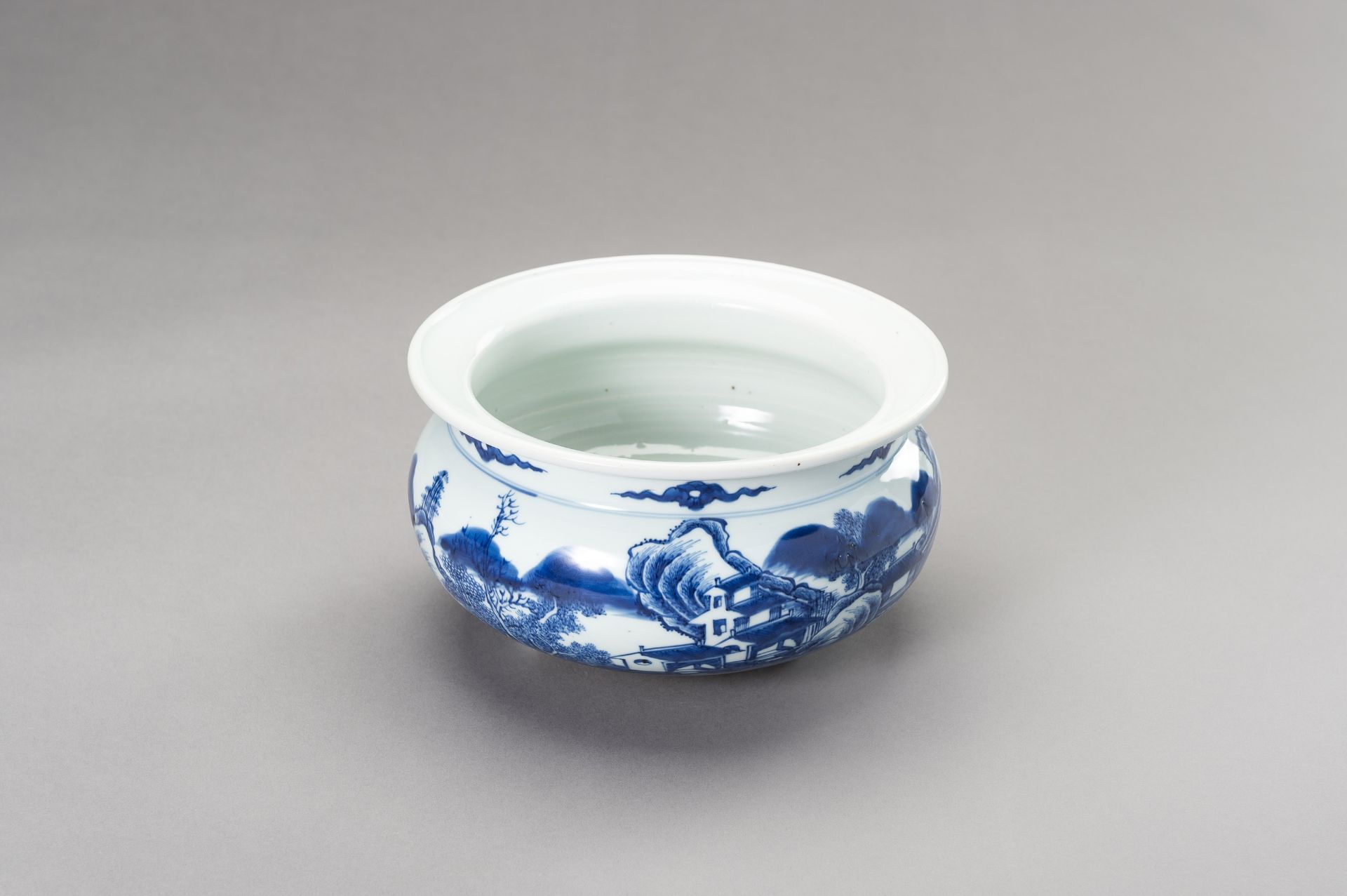 A LARGE BLUE AND WHITE TRIPOD CENSER, QING DYNASTY - Bild 3 aus 13