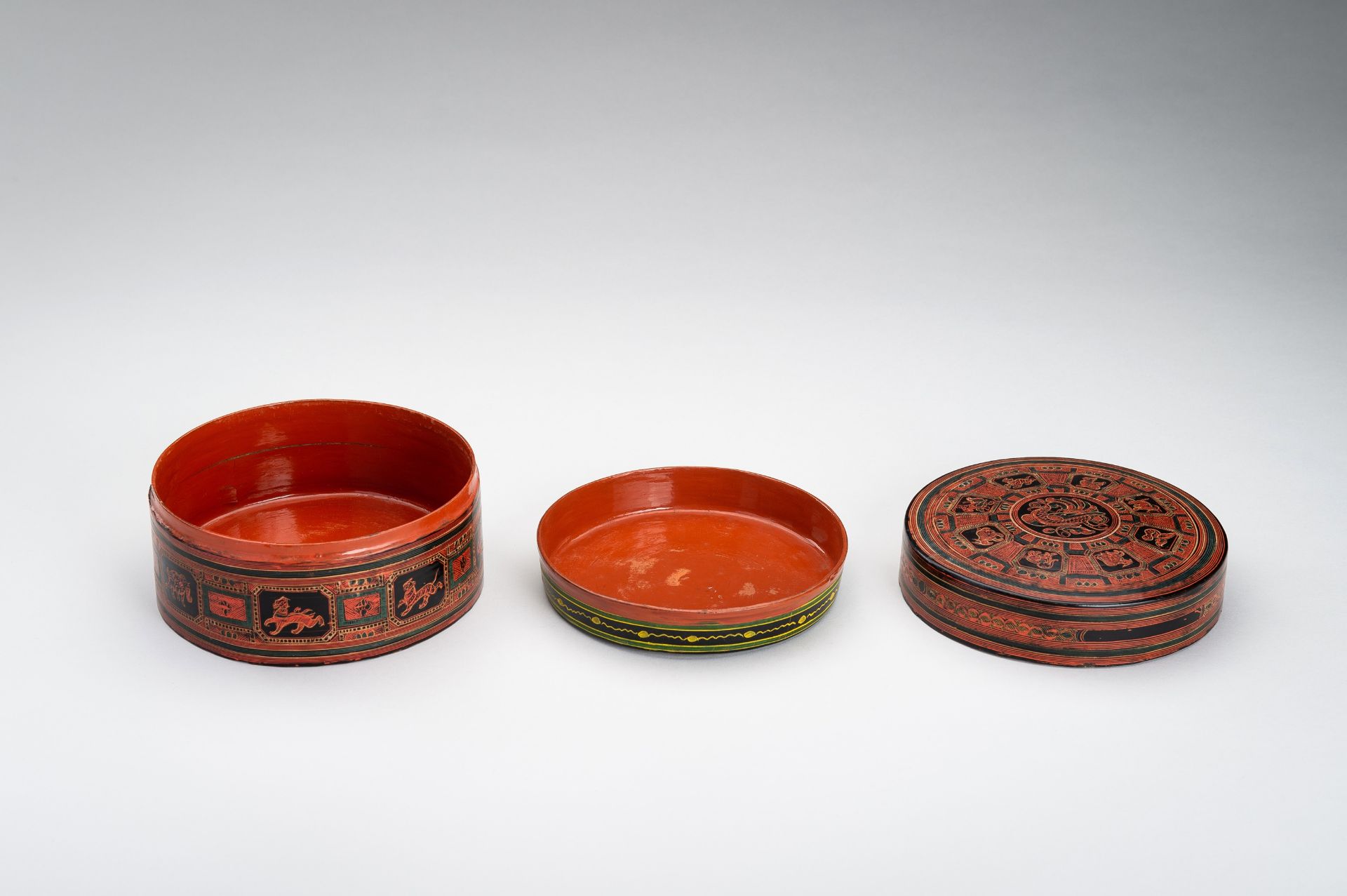 A BURMESE LACQUER BETEL BOX AND COVER, 1900s - Image 6 of 15