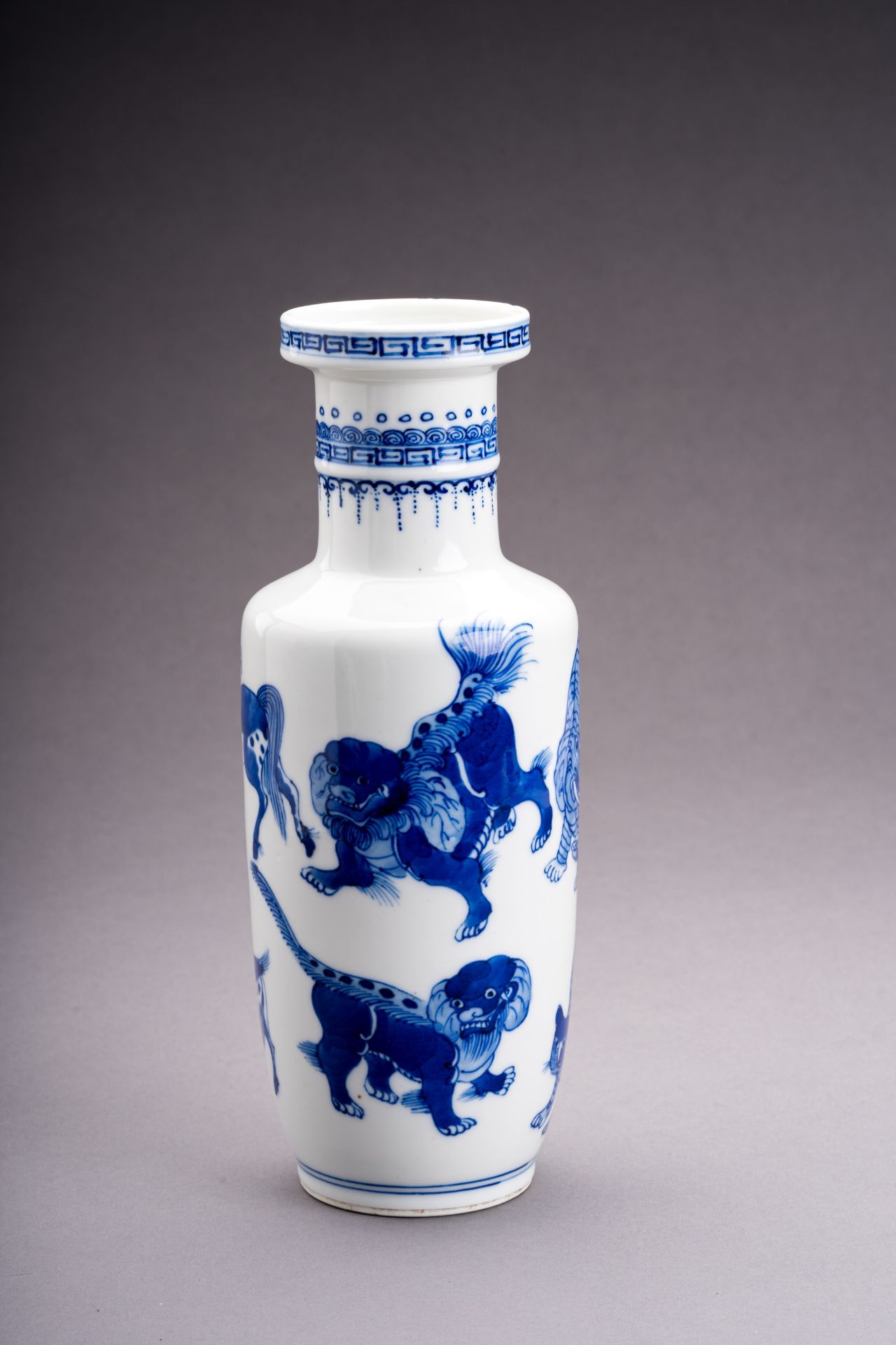 A BLUE AND WHITE PORCELAIN ROULEAU VASE - Image 4 of 8