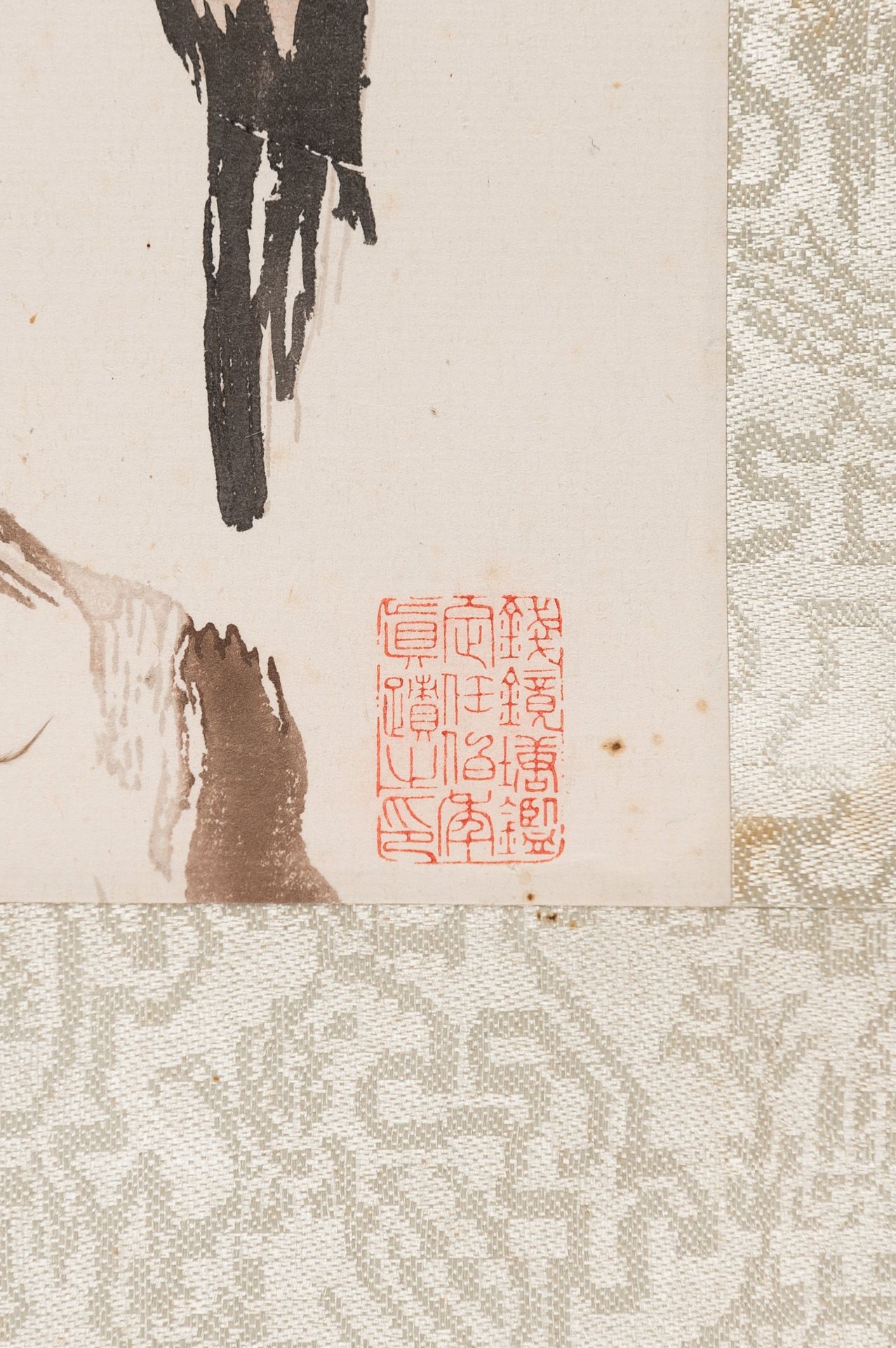 A SCROLL WITH PRINT AFTER REN YI 'BIRD WITH YOUNG' - Bild 9 aus 10