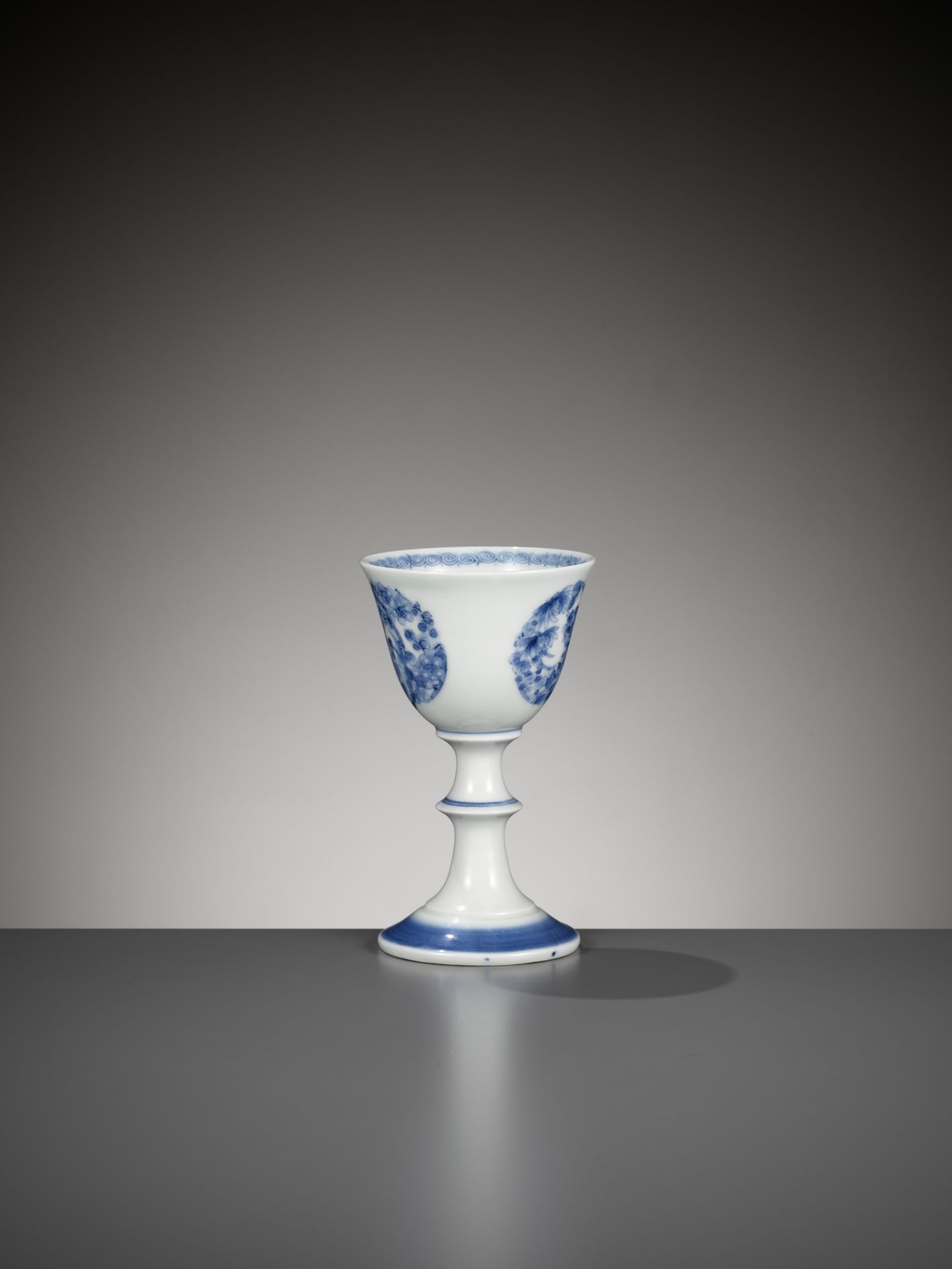 A HIRADO BLUE AND WHITE STEM CUP WITH FLORAL ROUNDELS - Bild 4 aus 6