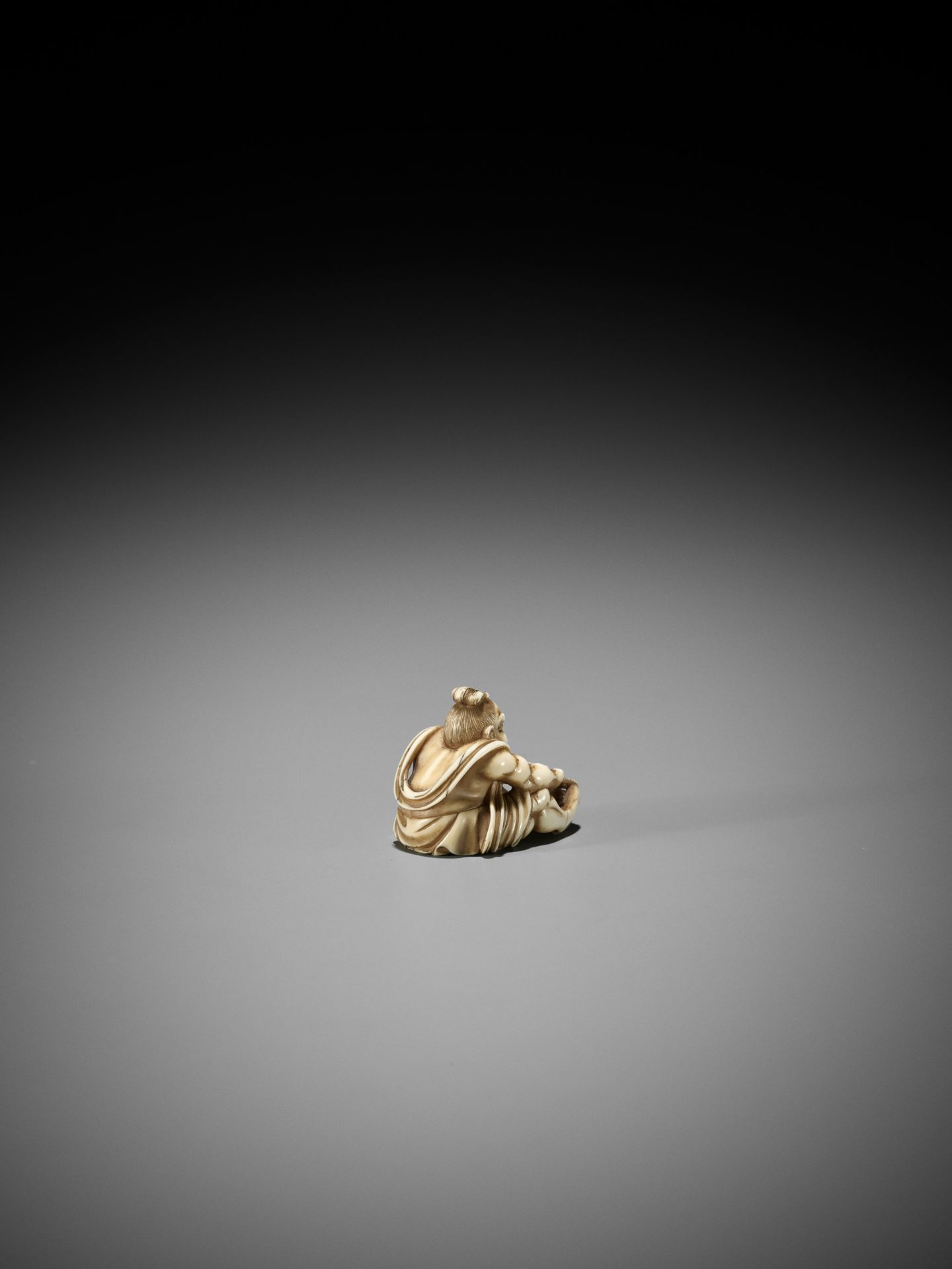 A FINE IVORY NETSUKE OF NIO WEAVING A SANDAL - Image 8 of 12