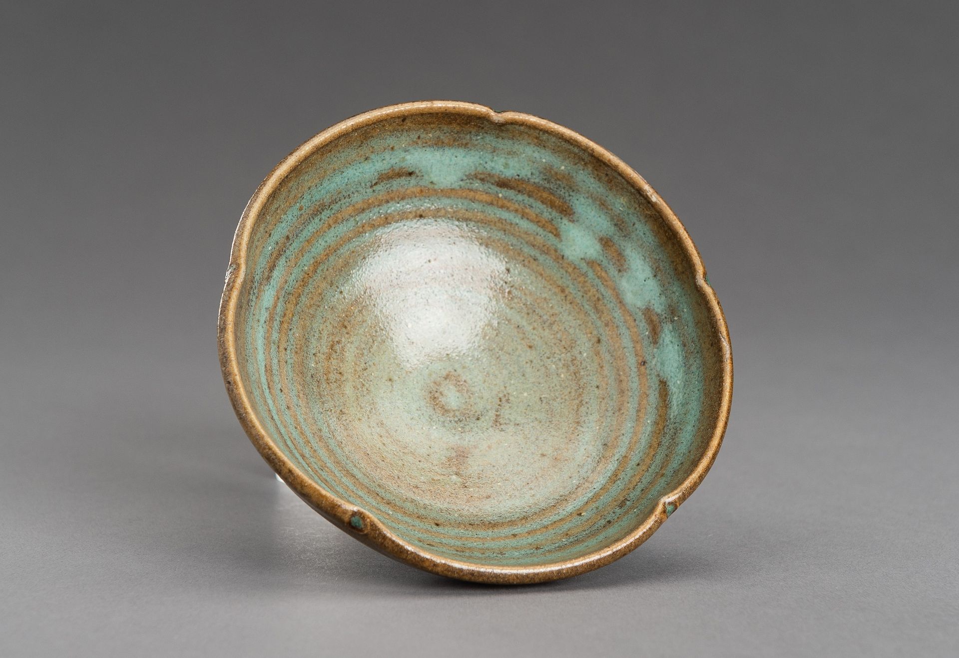 A LOBED TURQUOISE AND BROWN GLAZED CERAMIC BOWL