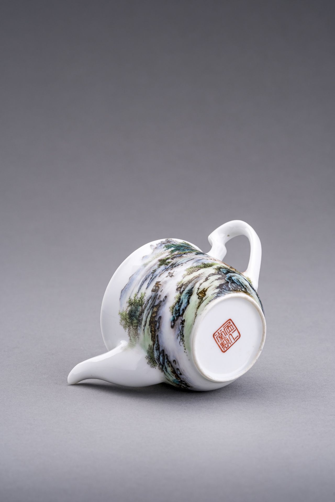 A SMALL ENAMELED PORCELAIN TEAPOT - Bild 9 aus 10