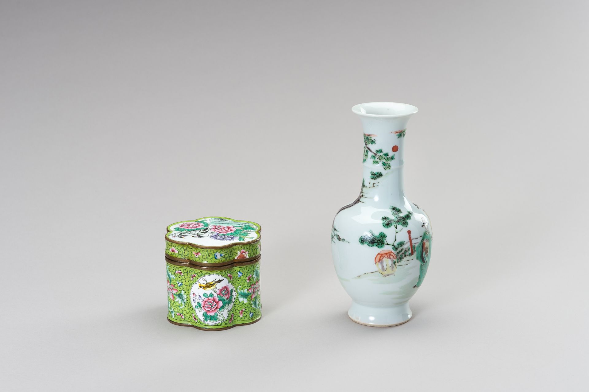 A LOBED ENAMEL BOX AND A FAMILLE VERTE VASE - Image 4 of 12