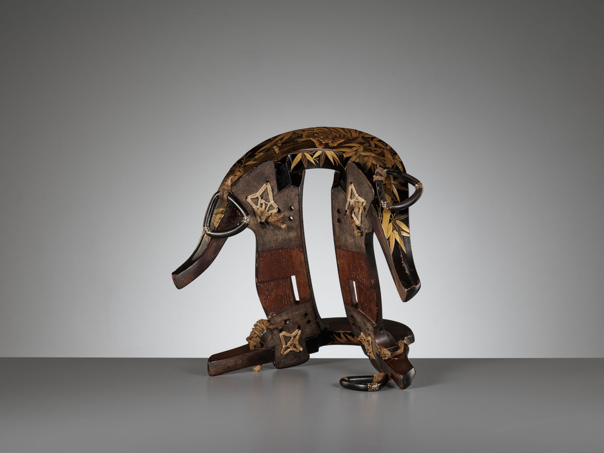 A LACQUERED WOOD KURA (SADDLE) WITH TIGERS IN BAMBOO - Bild 13 aus 14