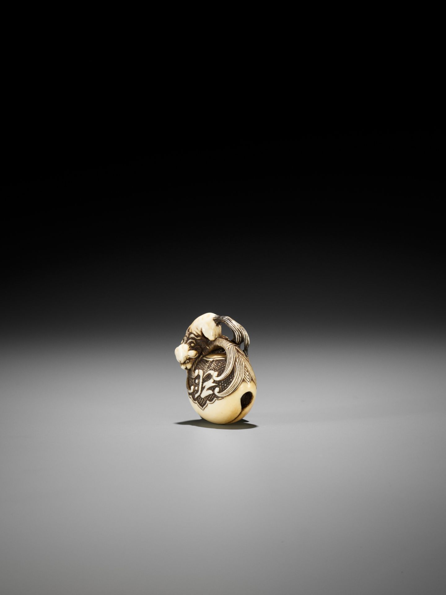 A FINE IVORY NETSUKE OF A SHISHI ON MOKUGYO - Image 4 of 11